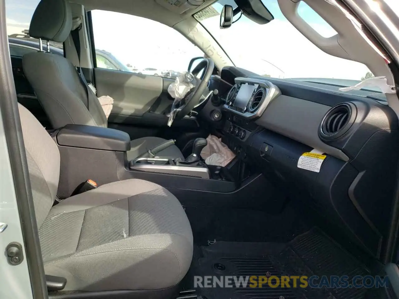 5 Photograph of a damaged car 5TFAZ5CN2MX117560 TOYOTA TACOMA 2021