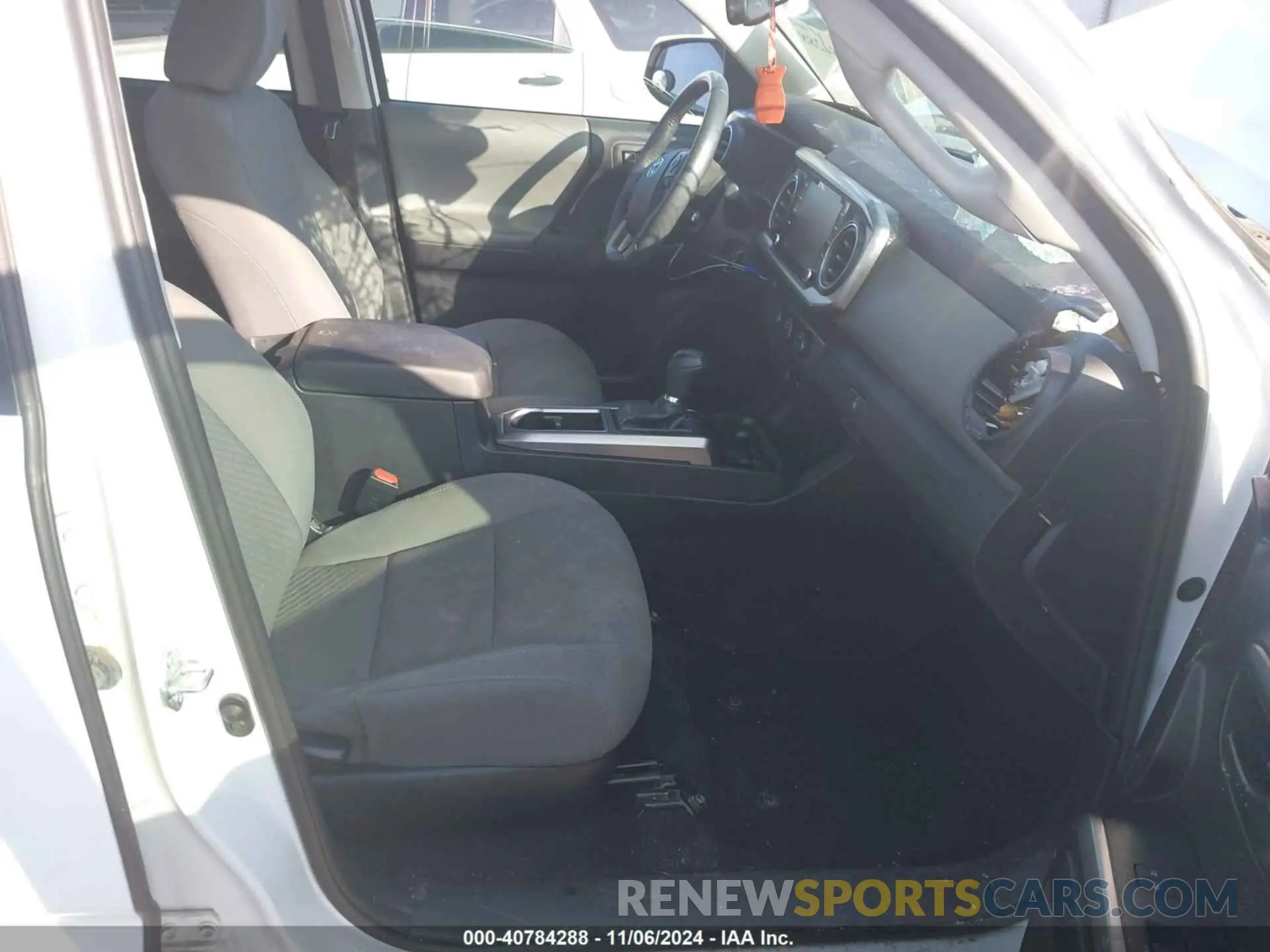 5 Photograph of a damaged car 5TFAZ5CN8MX098979 TOYOTA TACOMA 2021