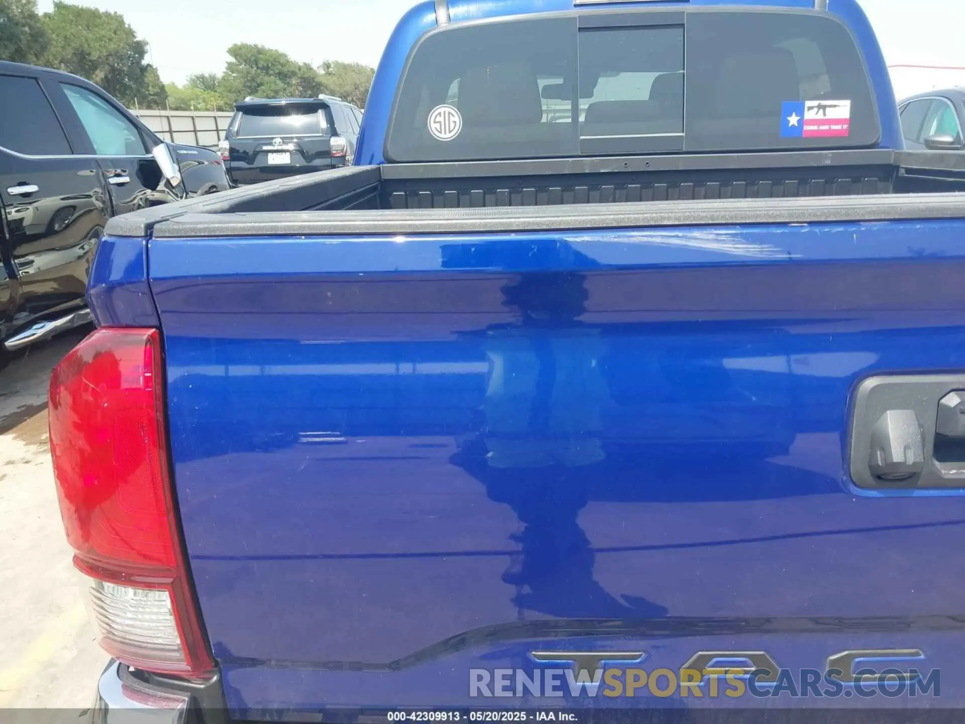 19 Photograph of a damaged car 3TMAZ5CN4NM172017 TOYOTA TACOMA 2022