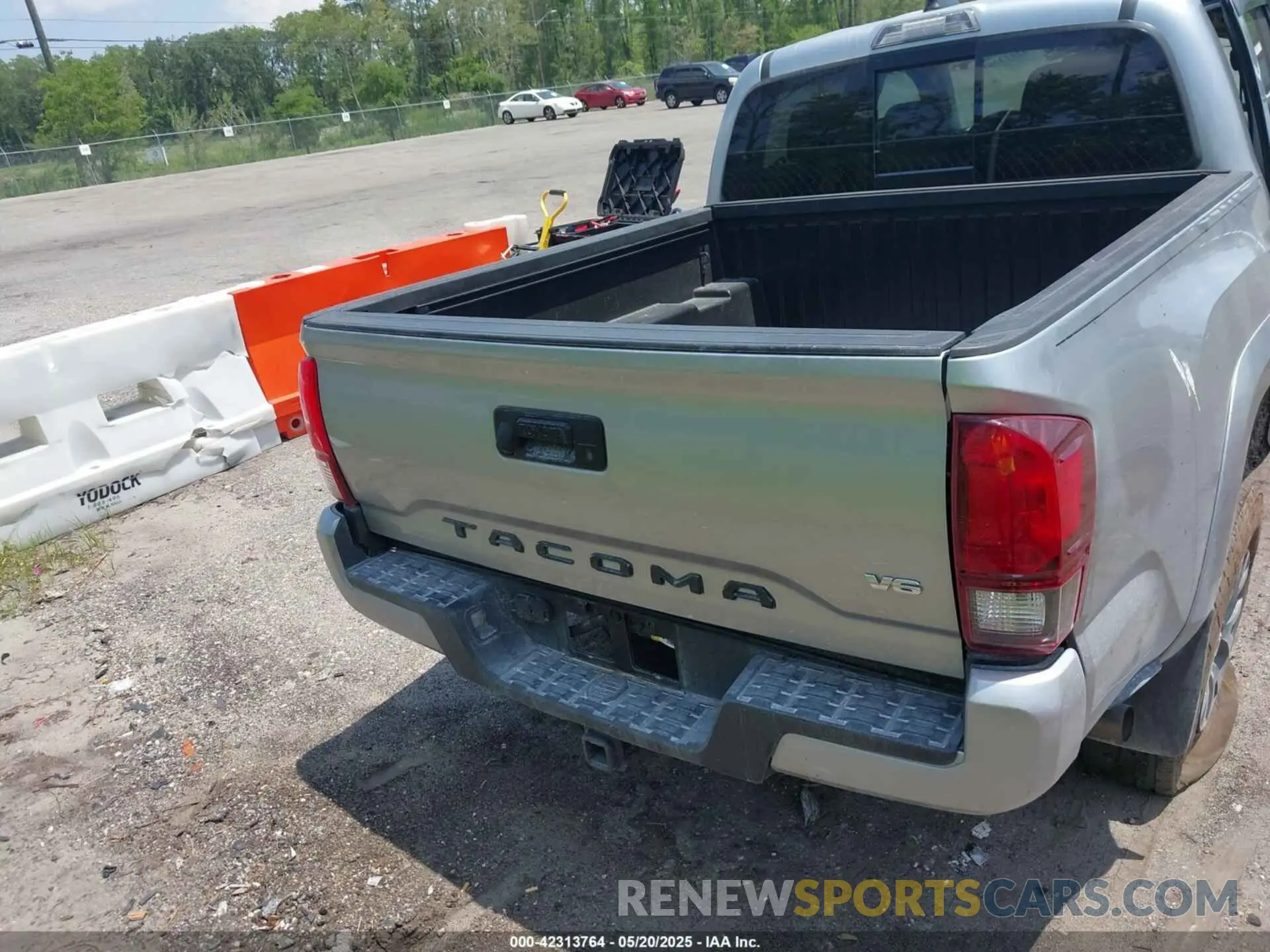 17 Photograph of a damaged car 3TMAZ5CN5NM181423 TOYOTA TACOMA 2022