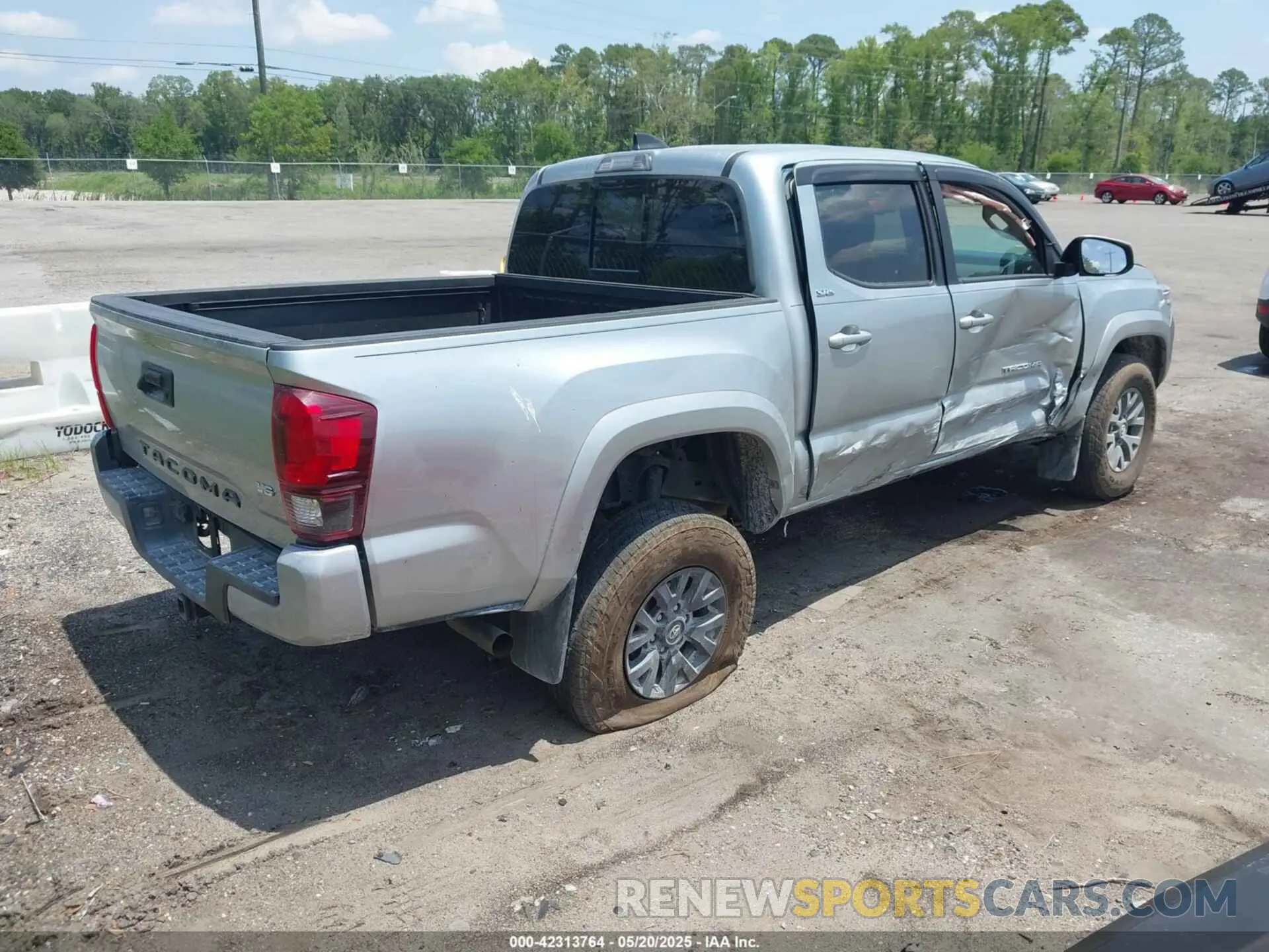 4 Photograph of a damaged car 3TMAZ5CN5NM181423 TOYOTA TACOMA 2022