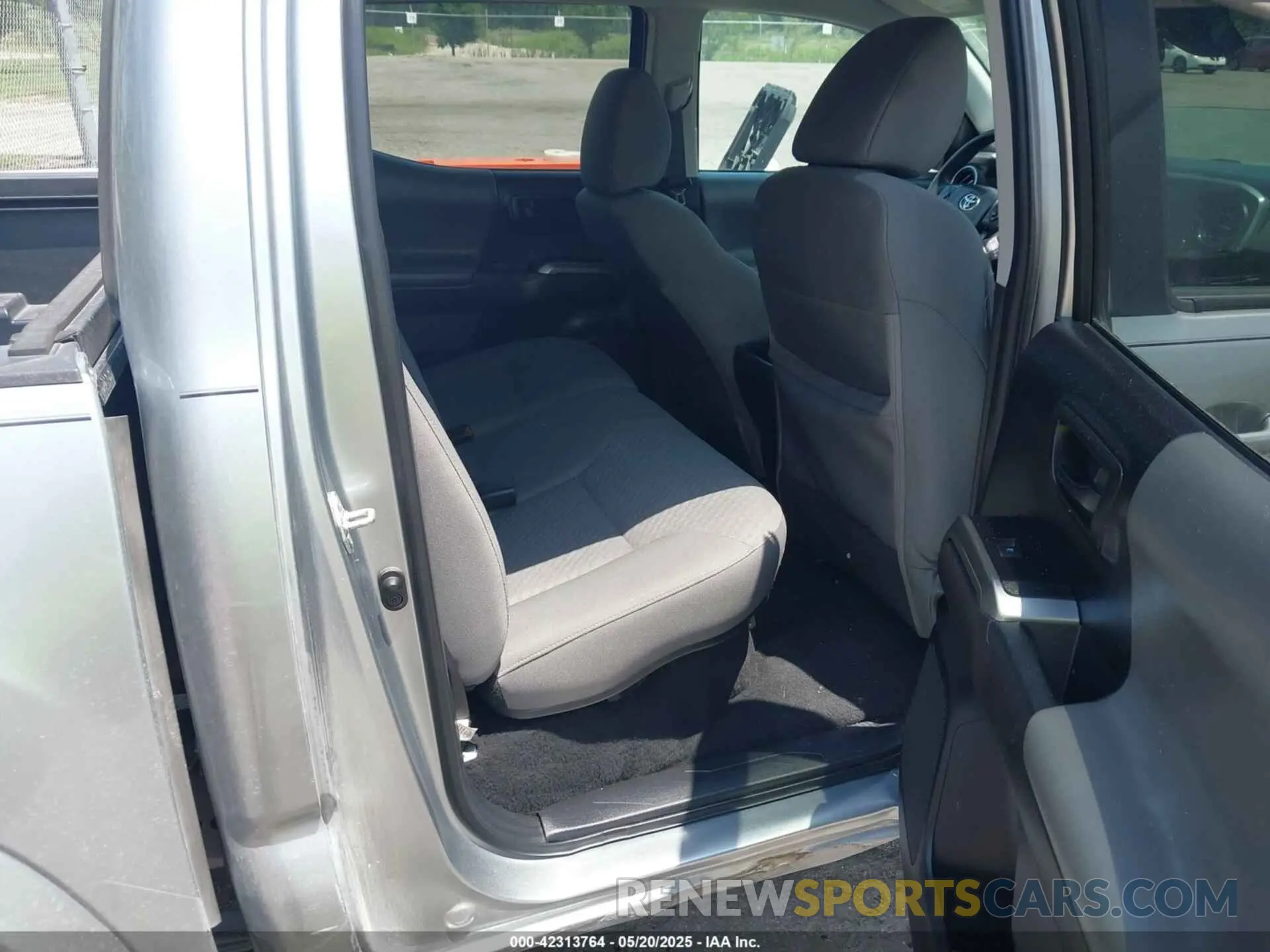 8 Photograph of a damaged car 3TMAZ5CN5NM181423 TOYOTA TACOMA 2022