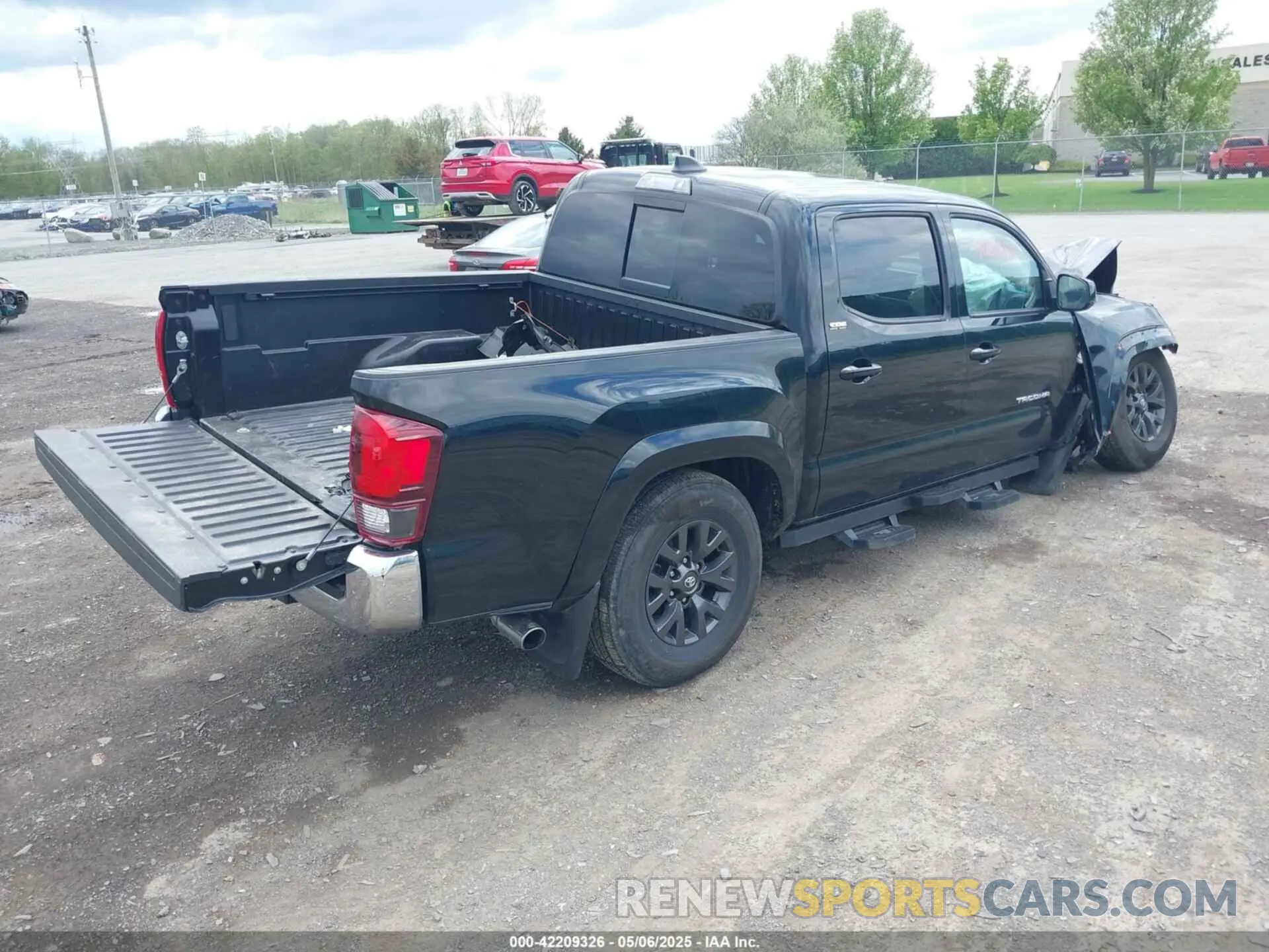 4 Photograph of a damaged car 3TMAZ5CN5NM192566 TOYOTA TACOMA 2022