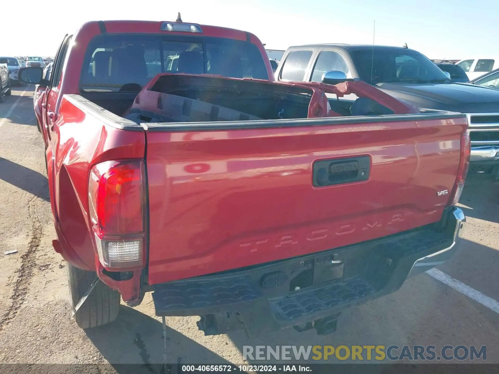 17 Photograph of a damaged car 3TMAZ5CN5NM195676 TOYOTA TACOMA 2022