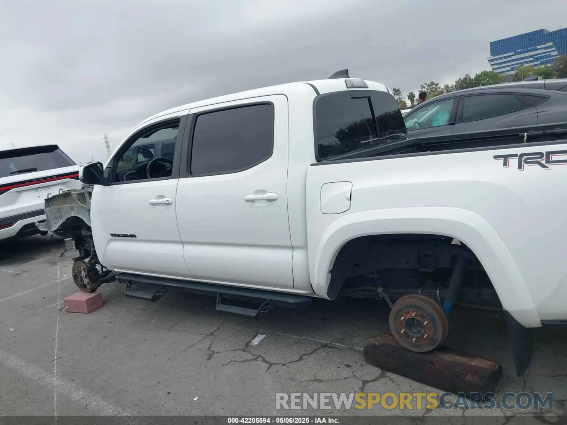 13 Photograph of a damaged car 3TMAZ5CN6NM172990 TOYOTA TACOMA 2022