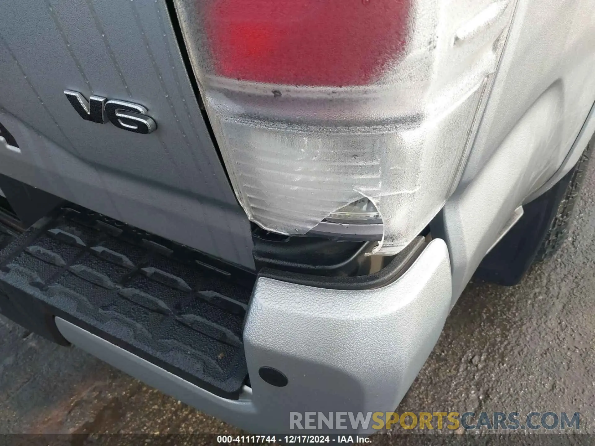 18 Photograph of a damaged car 3TMCZ5AN0NM455865 TOYOTA TACOMA 2022