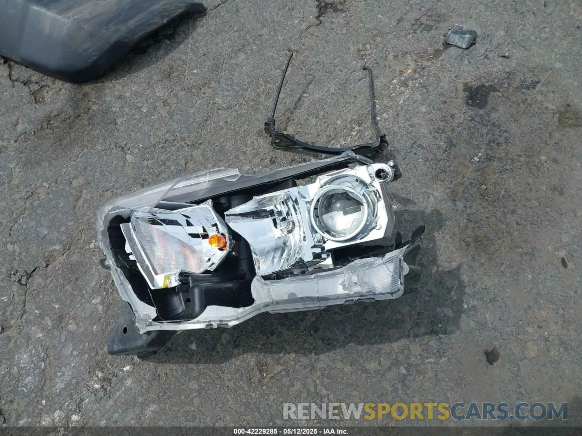 18 Photograph of a damaged car 3TMCZ5AN0NM476635 TOYOTA TACOMA 2022