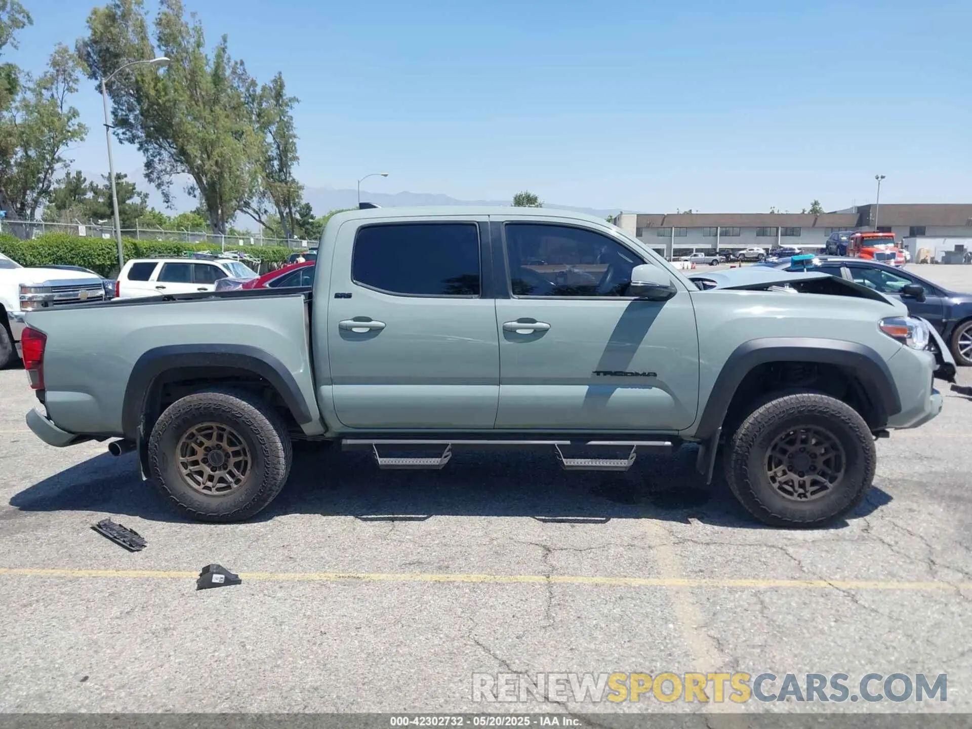 13 Photograph of a damaged car 3TMCZ5AN0NM509861 TOYOTA TACOMA 2022