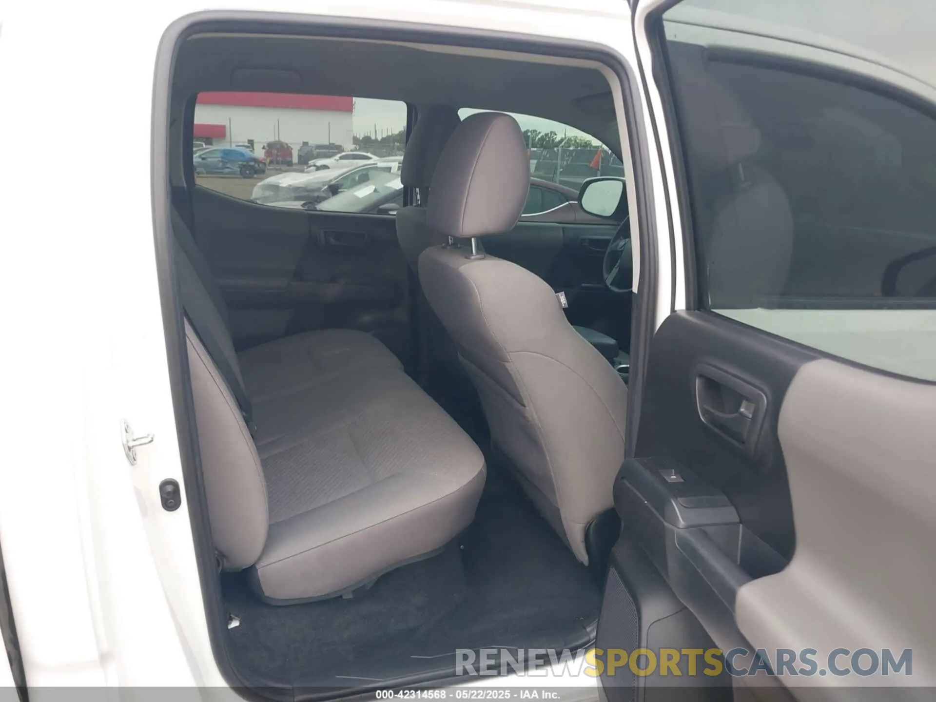 8 Photograph of a damaged car 3TMCZ5AN5NM506230 TOYOTA TACOMA 2022