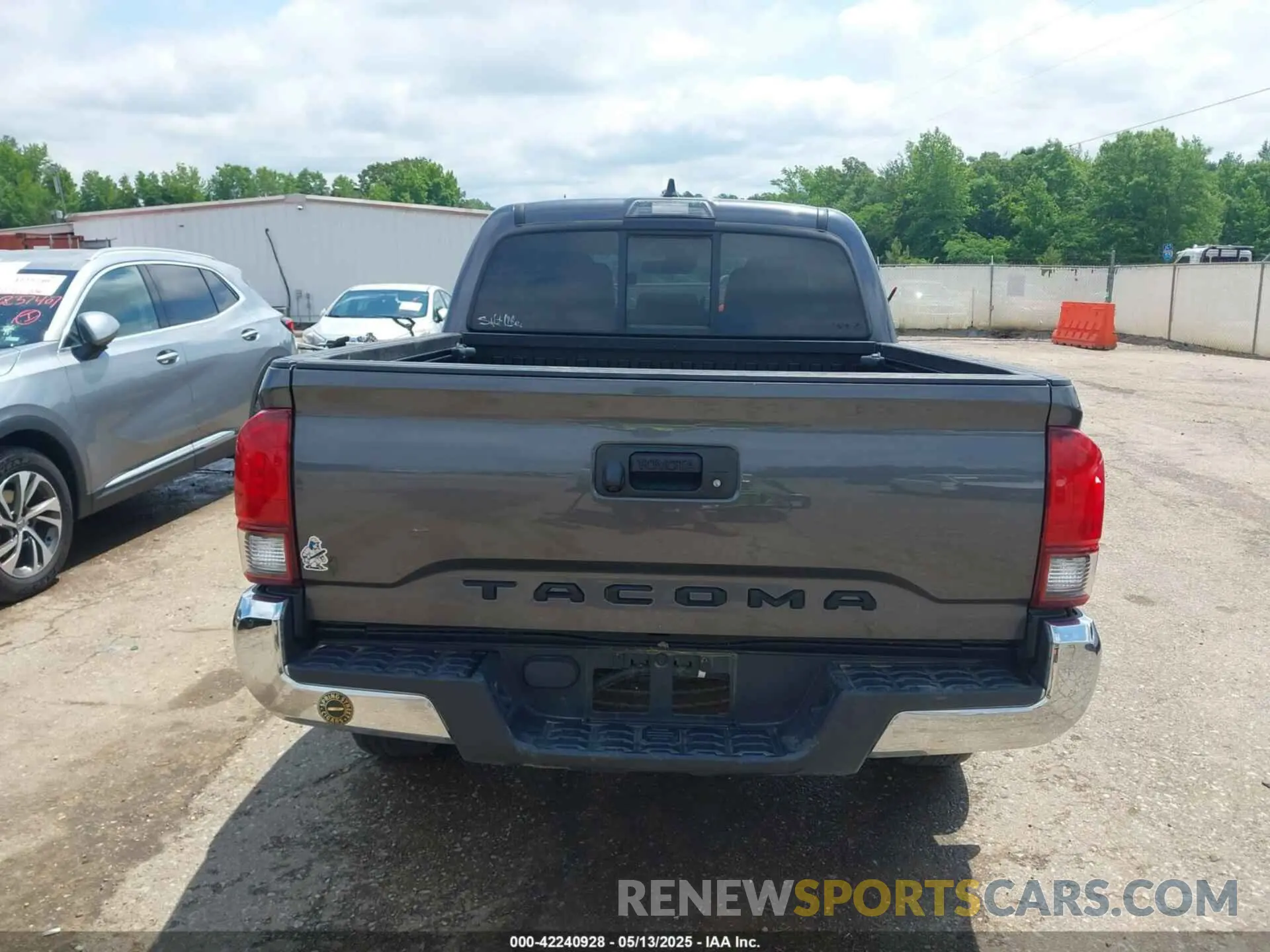 17 Photograph of a damaged car 3TYAX5GN4NT041089 TOYOTA TACOMA 2022