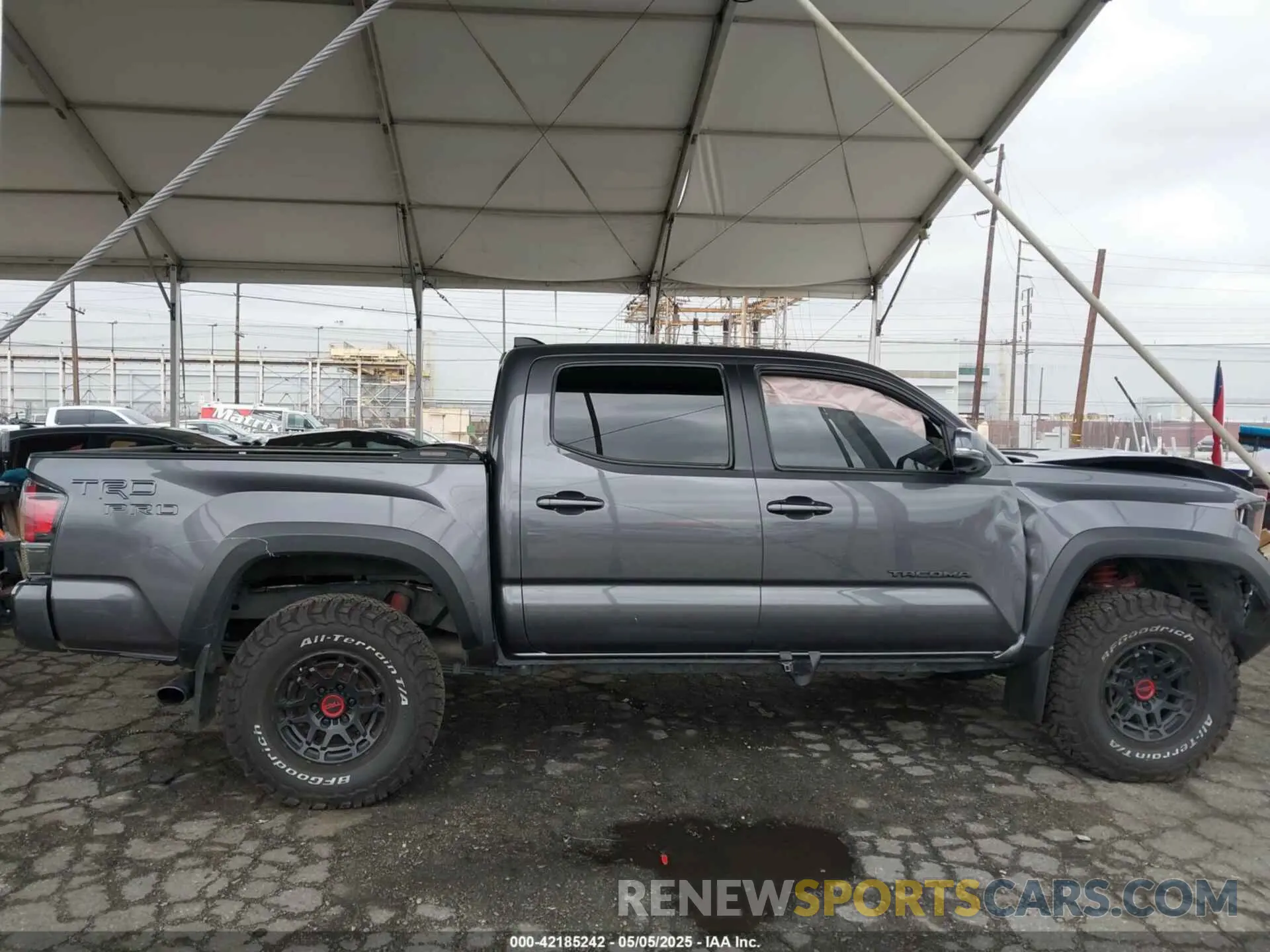13 Photograph of a damaged car 3TYCZ5AN5NT098834 TOYOTA TACOMA 2022