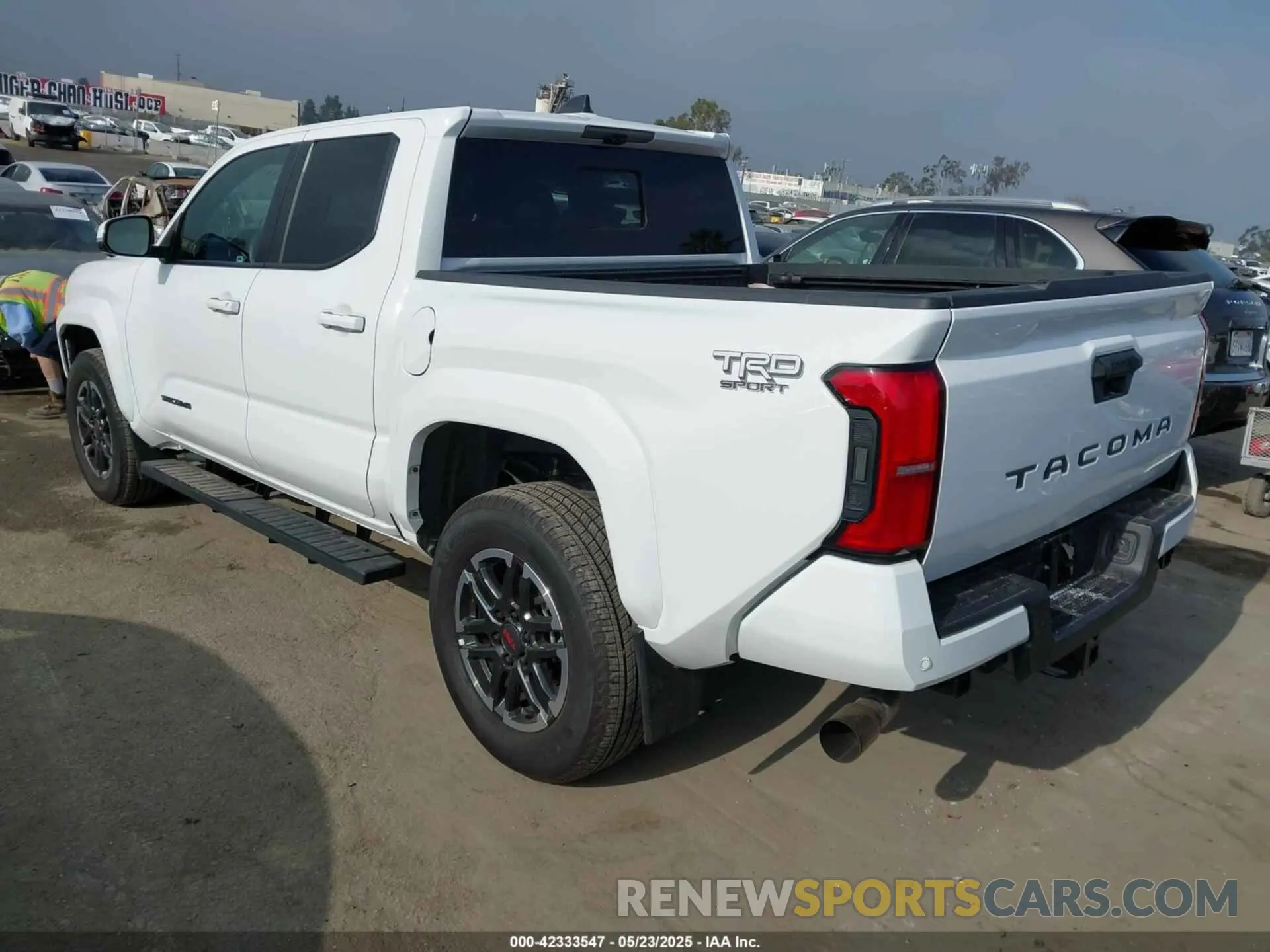 3 Фотография поврежденного автомобиля 3TMKB5FN3RM005643 TOYOTA TACOMA 2024