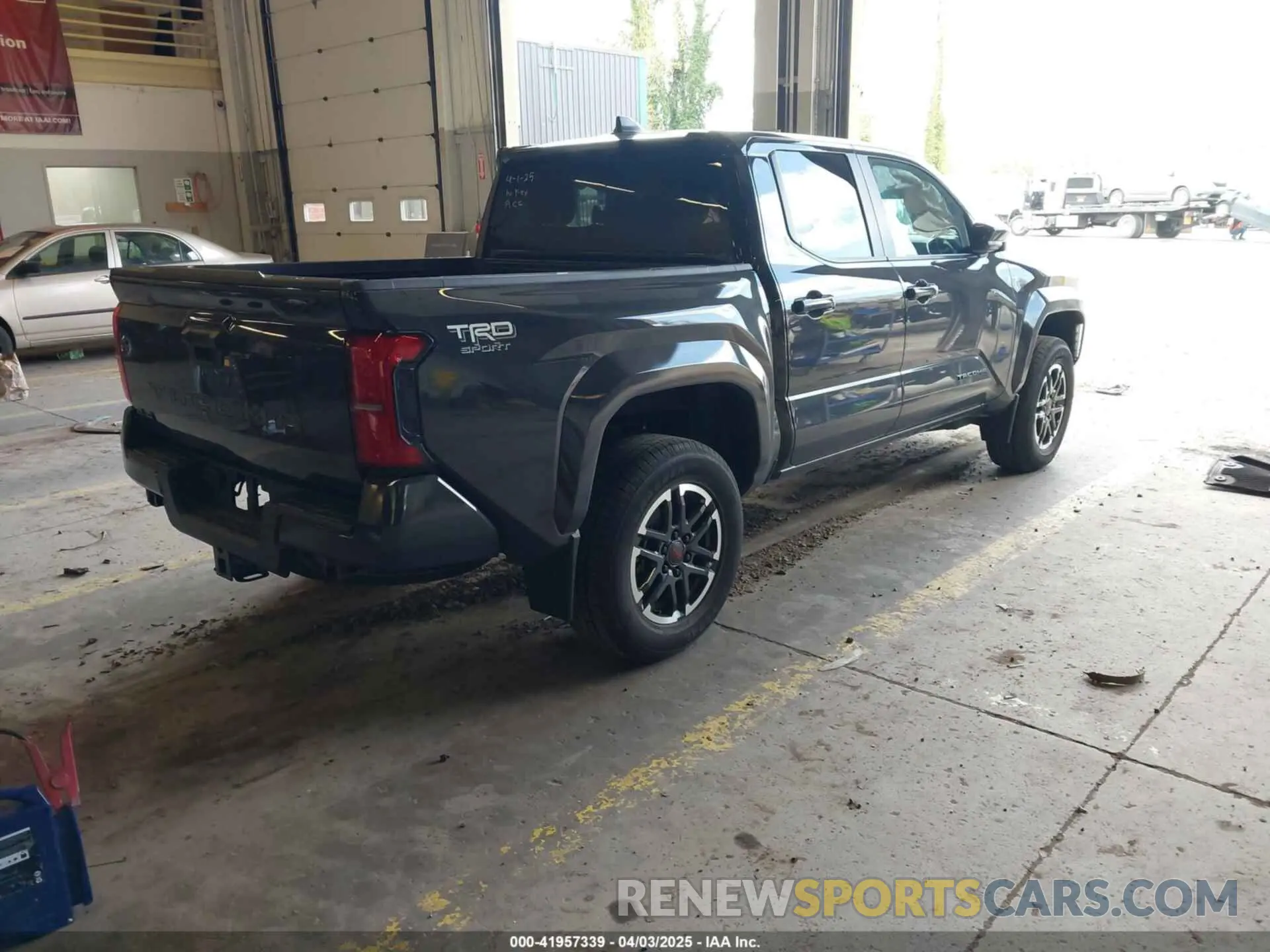 4 Фотография поврежденного автомобиля 3TMLB5JN8RM017041 TOYOTA TACOMA 2024