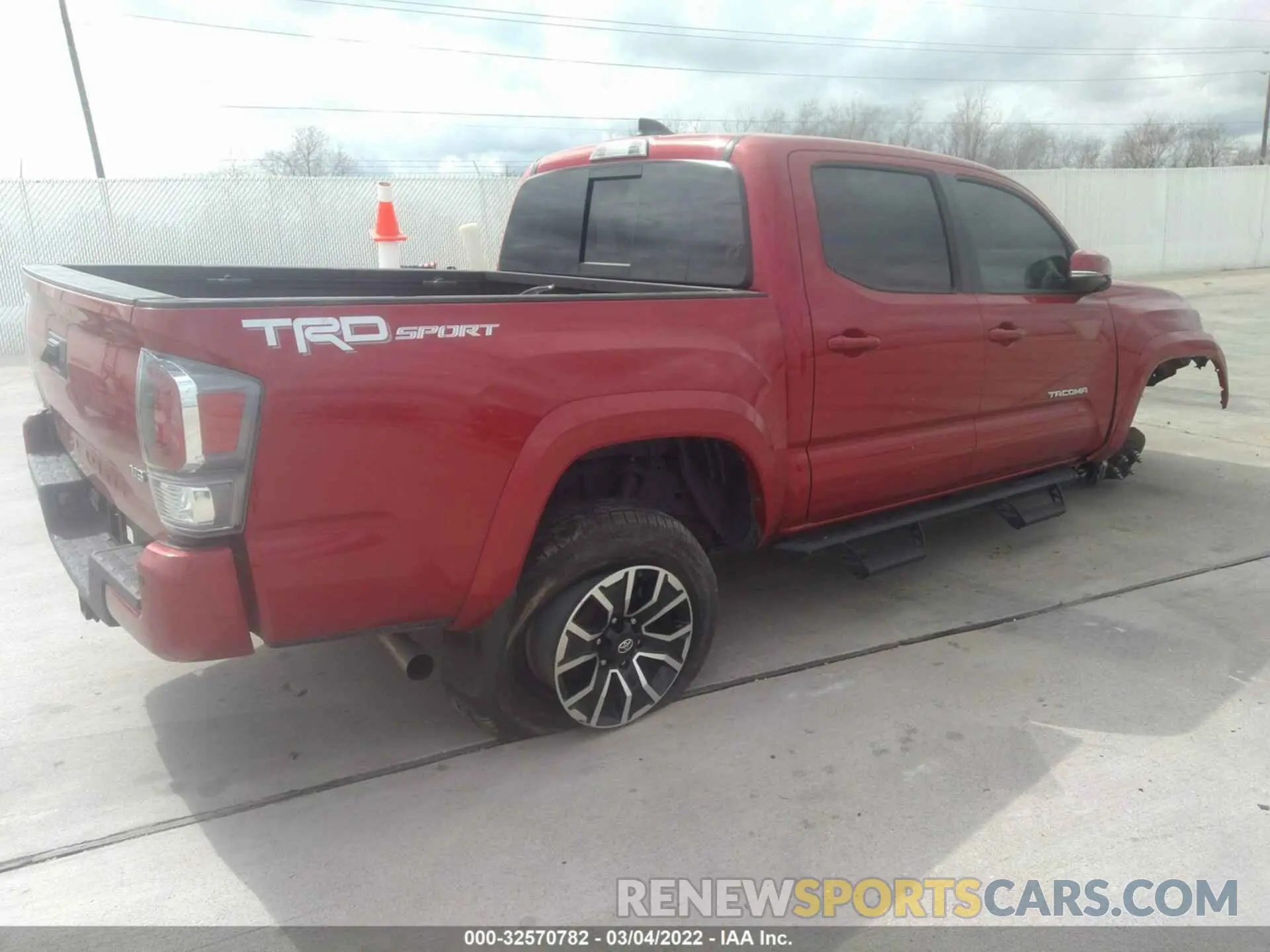 4 Photograph of a damaged car 3TMAZ5CN6LM124192 TOYOTA TACOMA 2WD 2020