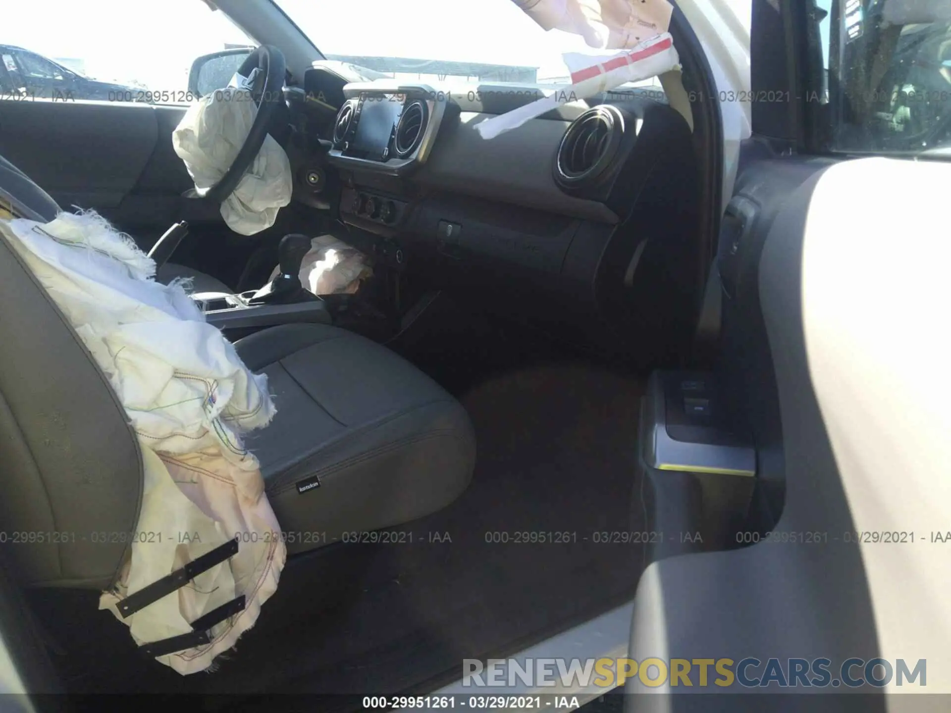 5 Photograph of a damaged car 5TFAZ5CN2LX093923 TOYOTA TACOMA 2WD 2020