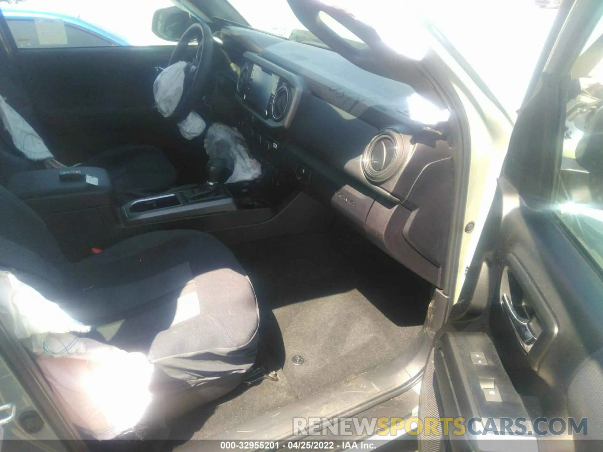 5 Photograph of a damaged car 3TMAZ5CN2NM169732 TOYOTA TACOMA 2WD 2022