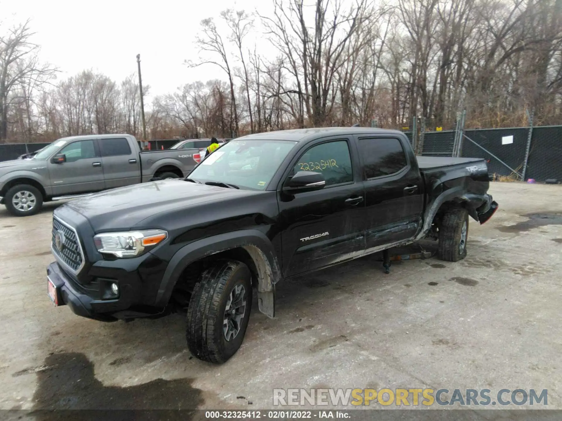 2 Фотография поврежденного автомобиля 5TFCZ5AN0KX172078 TOYOTA TACOMA 4WD 2019