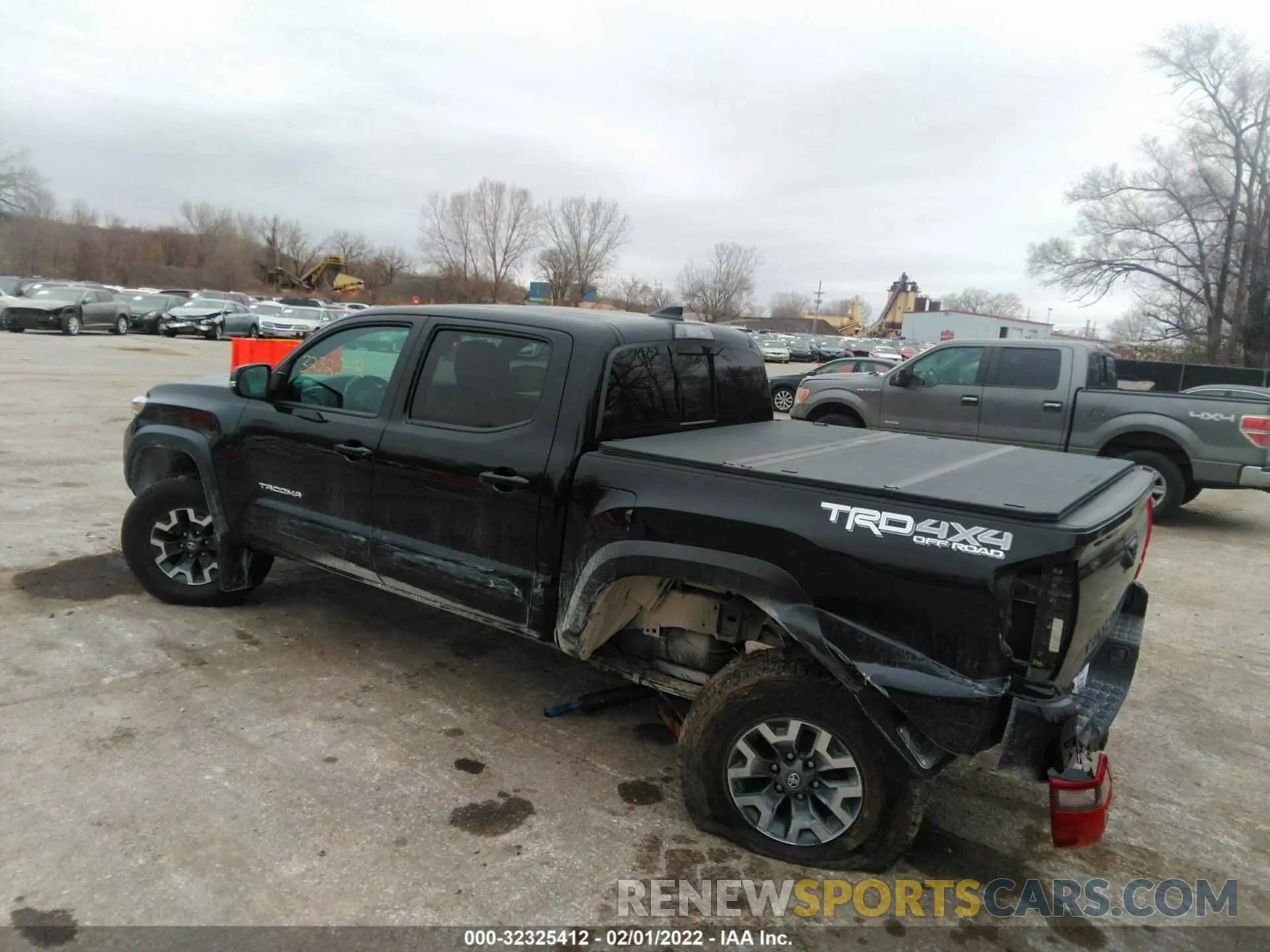 3 Фотография поврежденного автомобиля 5TFCZ5AN0KX172078 TOYOTA TACOMA 4WD 2019