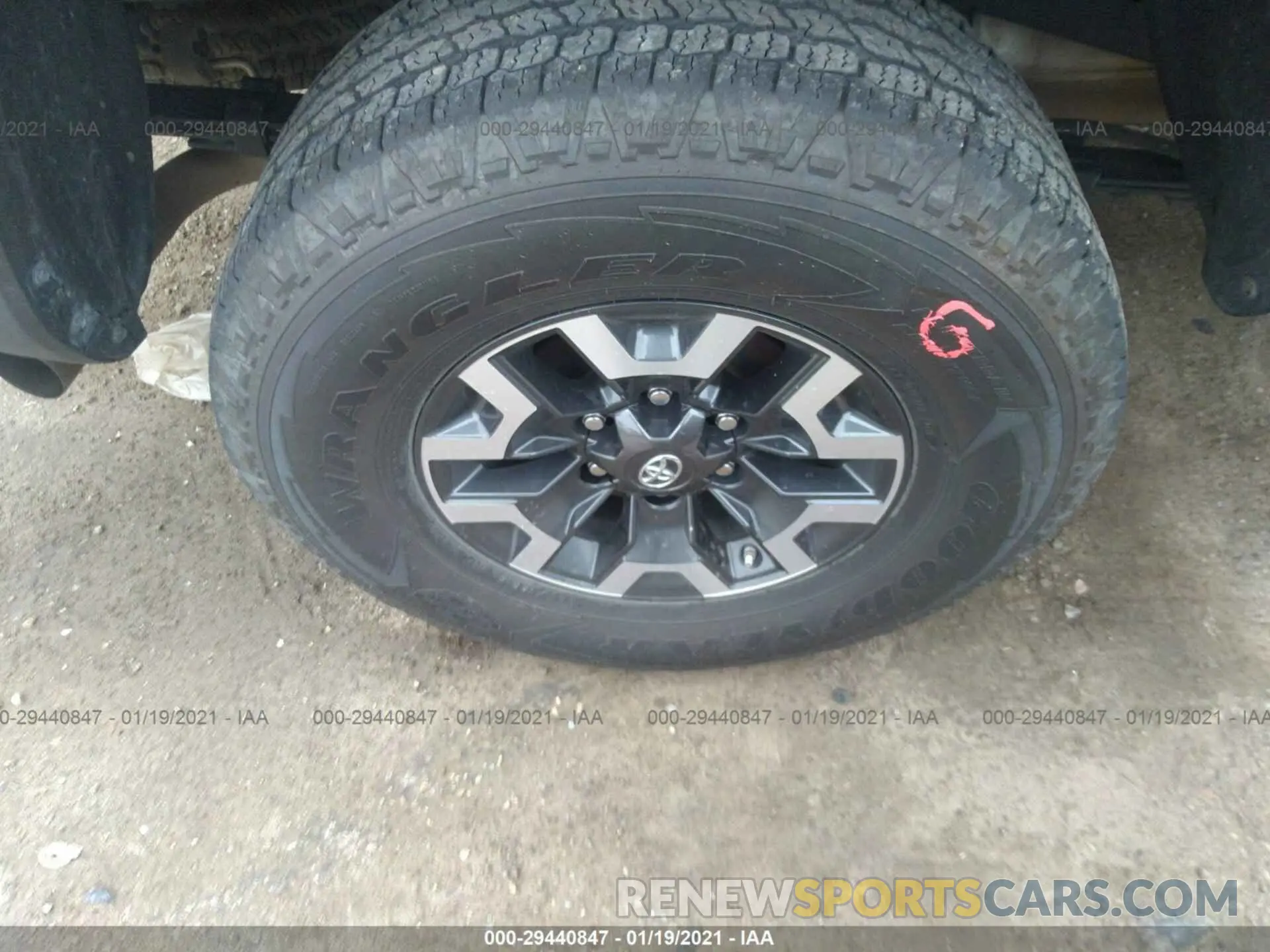 15 Photograph of a damaged car 5TFCZ5AN2KX186452 TOYOTA TACOMA 4WD 2019