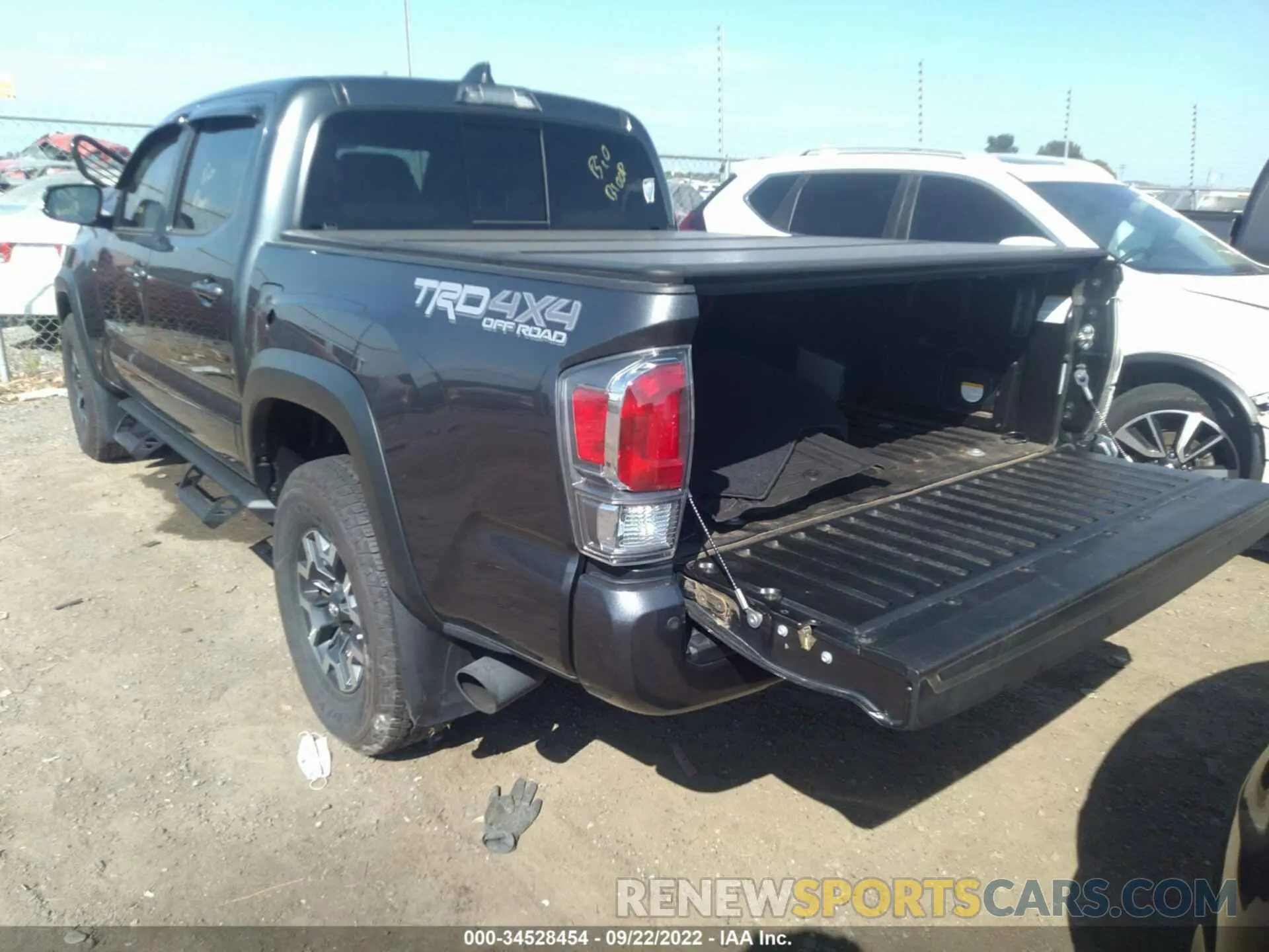 3 Photograph of a damaged car 3TMCZ5AN4LM369259 TOYOTA TACOMA 4WD 2020