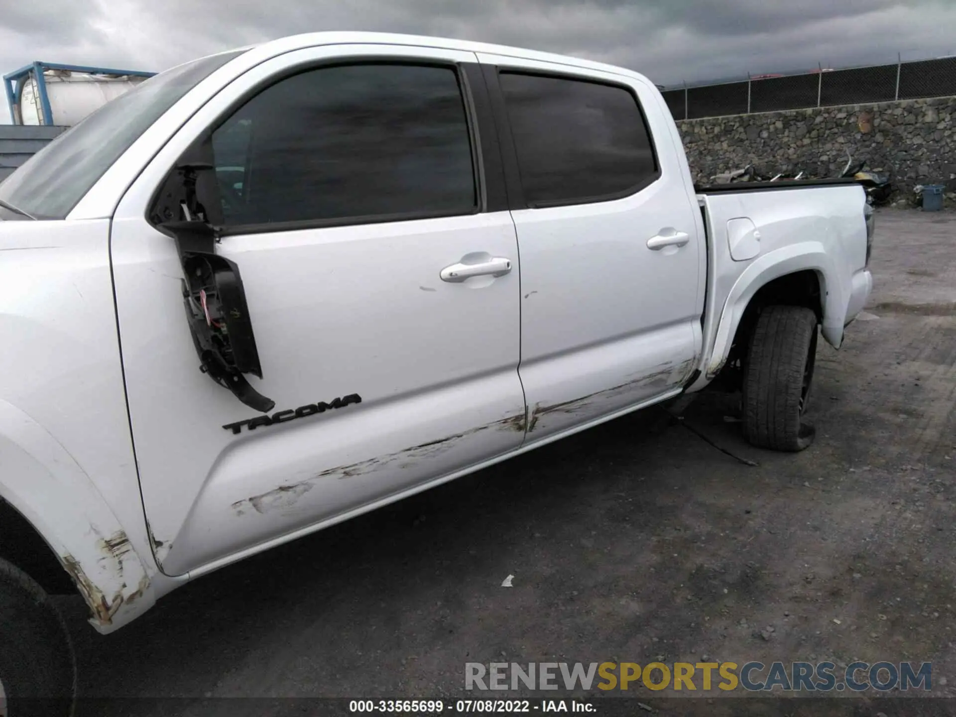6 Photograph of a damaged car 5TFCZ5AN9LX236409 TOYOTA TACOMA 4WD 2020