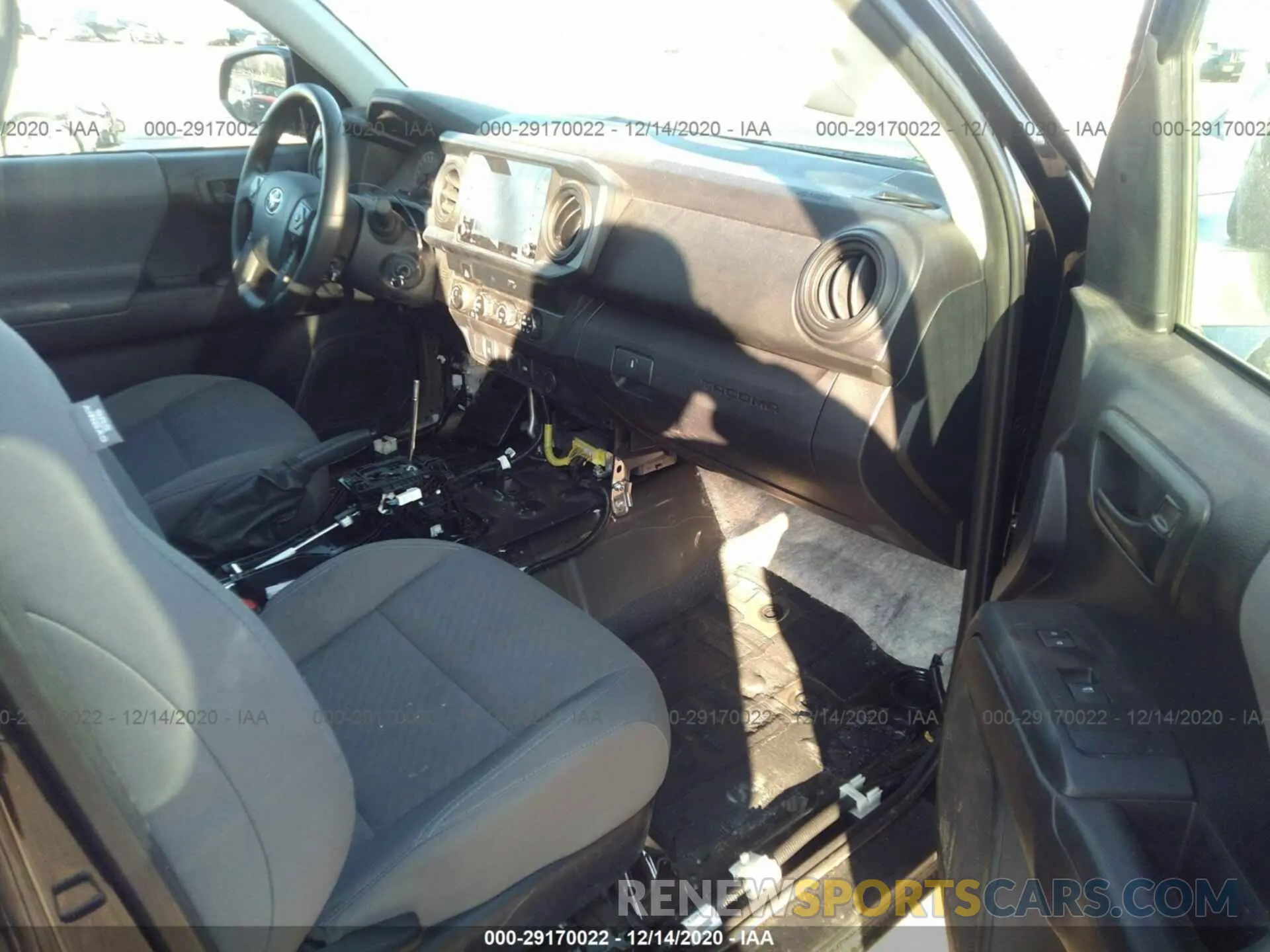 5 Photograph of a damaged car 5TFSZ5AN1LX217123 TOYOTA TACOMA 4WD 2020