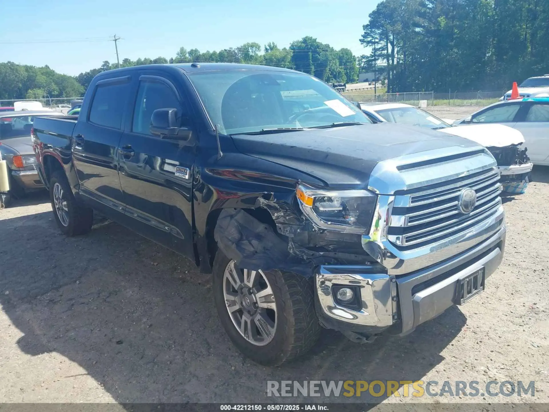 1 Фотография поврежденного автомобиля 5TFAY5F17KX825862 TOYOTA TUNDRA 2019