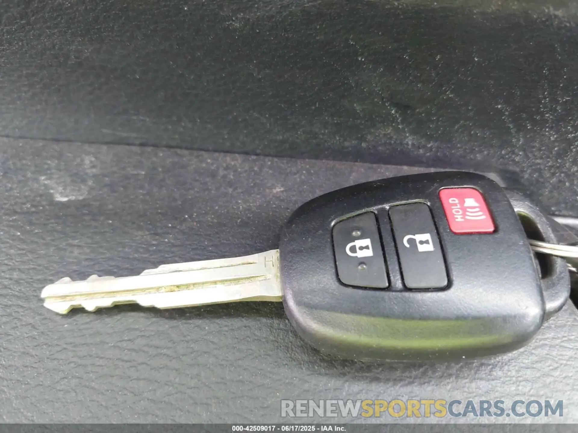 11 Photograph of a damaged car 5TFCY5F15KX025232 TOYOTA TUNDRA 2019