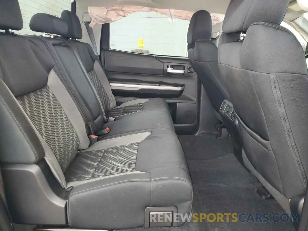 10 Photograph of a damaged car 5TFDW5F13KX780292 TOYOTA TUNDRA 2019