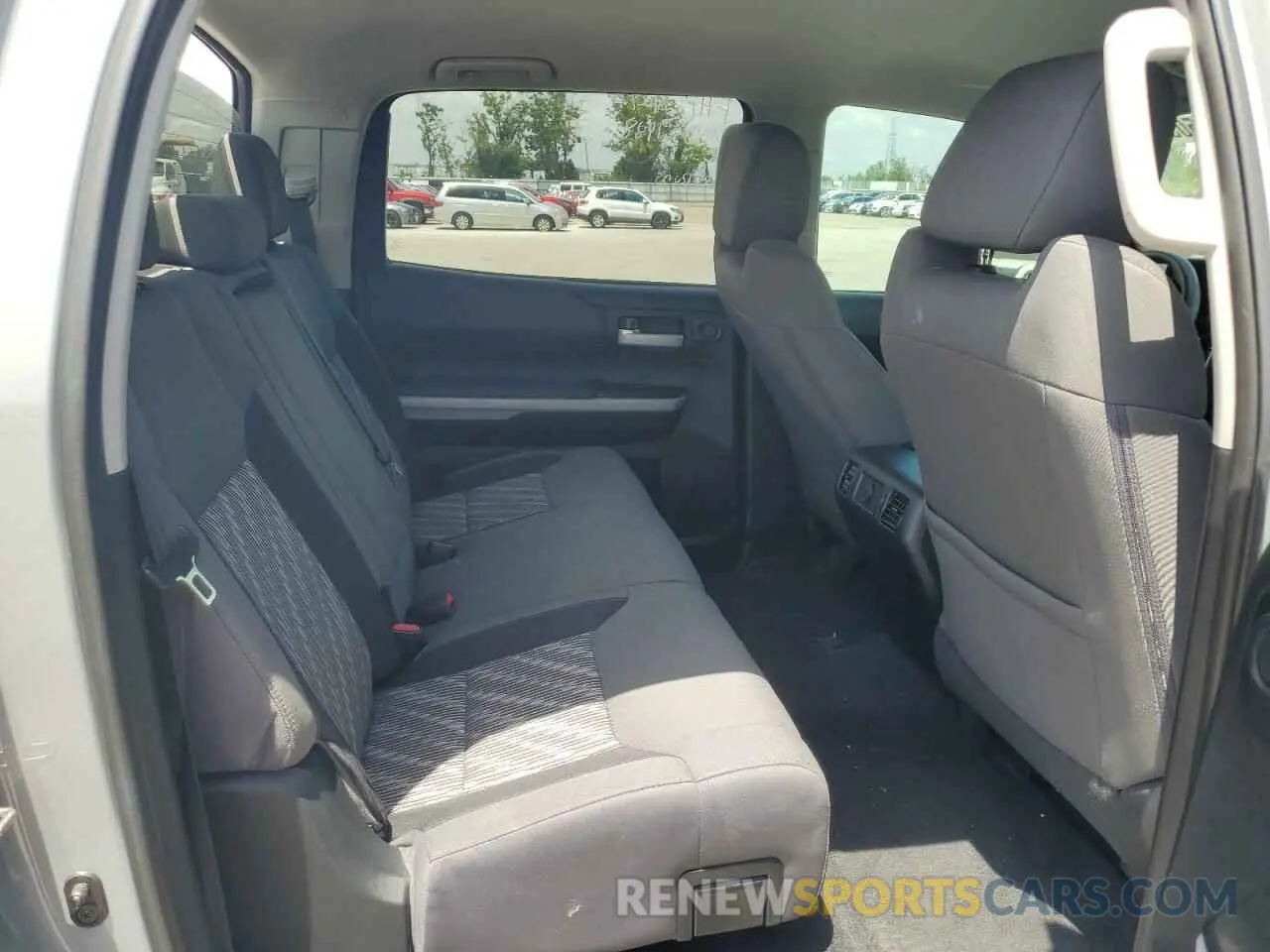 10 Photograph of a damaged car 5TFDW5F17KX803492 TOYOTA TUNDRA 2019
