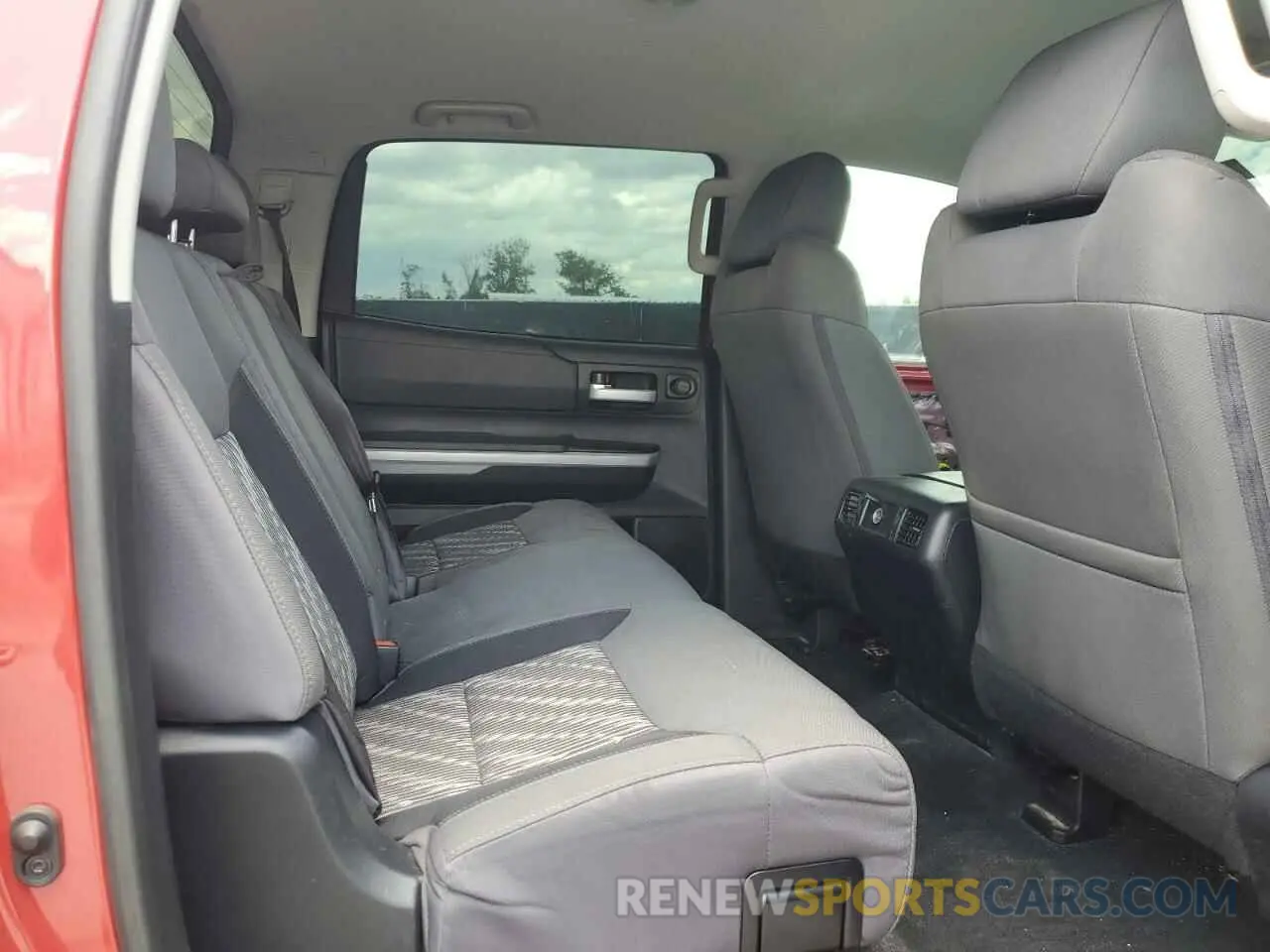 10 Photograph of a damaged car 5TFDW5F19KX854542 TOYOTA TUNDRA 2019