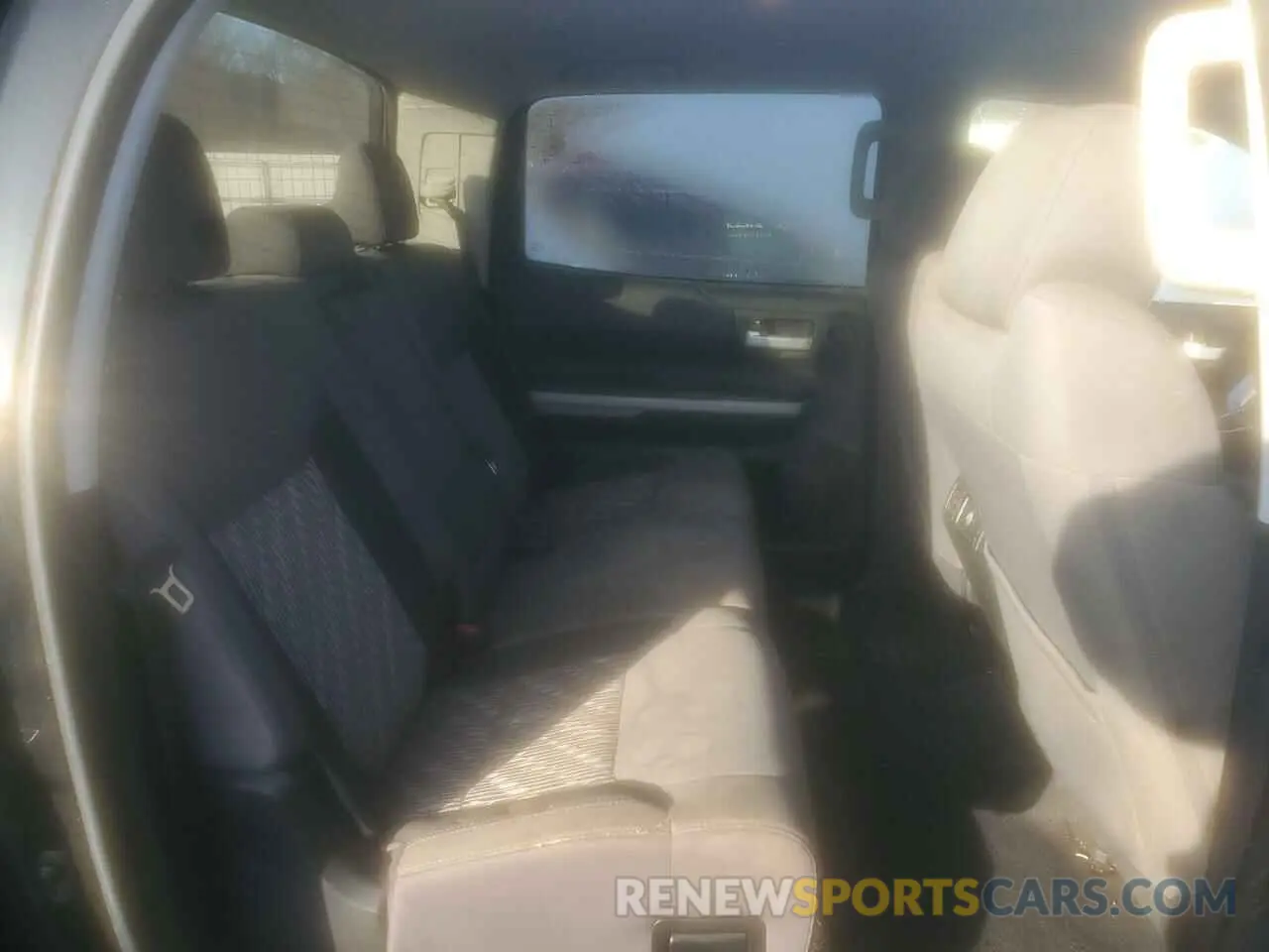10 Photograph of a damaged car 5TFDY5F10KX819513 TOYOTA TUNDRA 2019