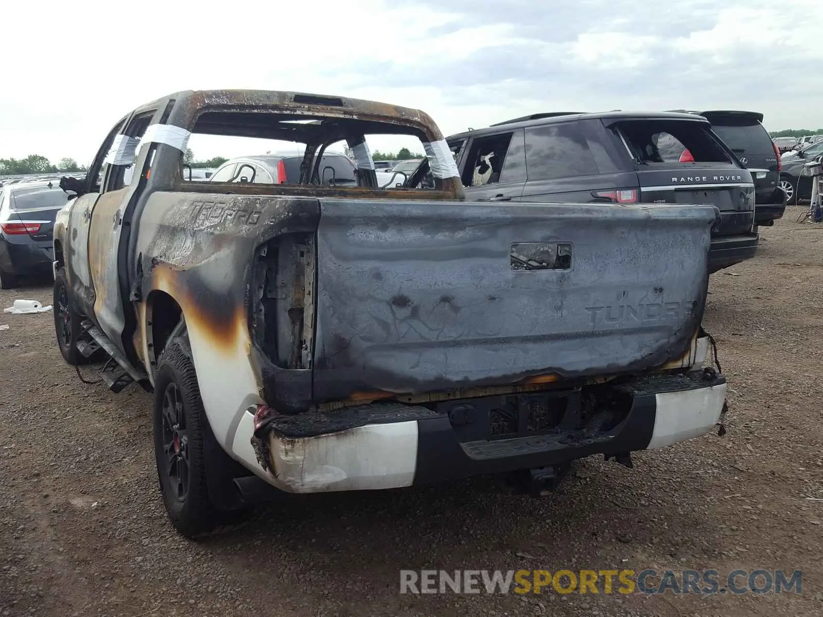 3 Photograph of a damaged car 5TFDY5F1XKX806770 TOYOTA TUNDRA 2019