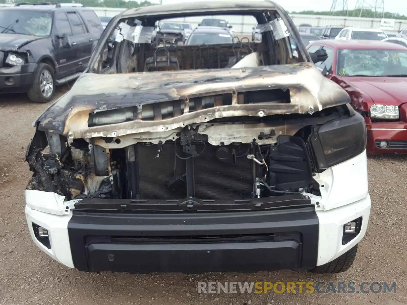 9 Photograph of a damaged car 5TFDY5F1XKX806770 TOYOTA TUNDRA 2019