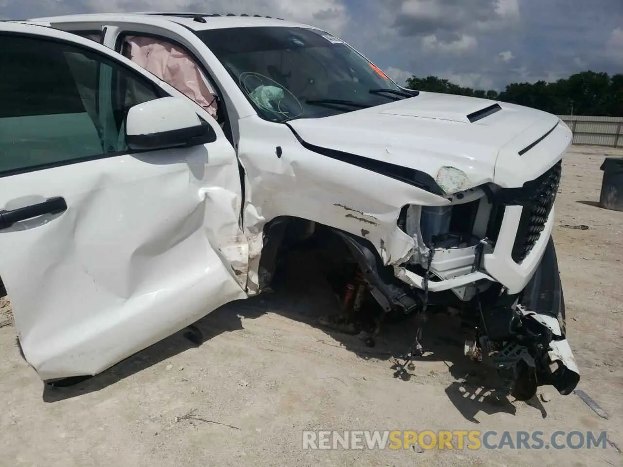 9 Photograph of a damaged car 5TFDY5F1XKX816554 TOYOTA TUNDRA 2019