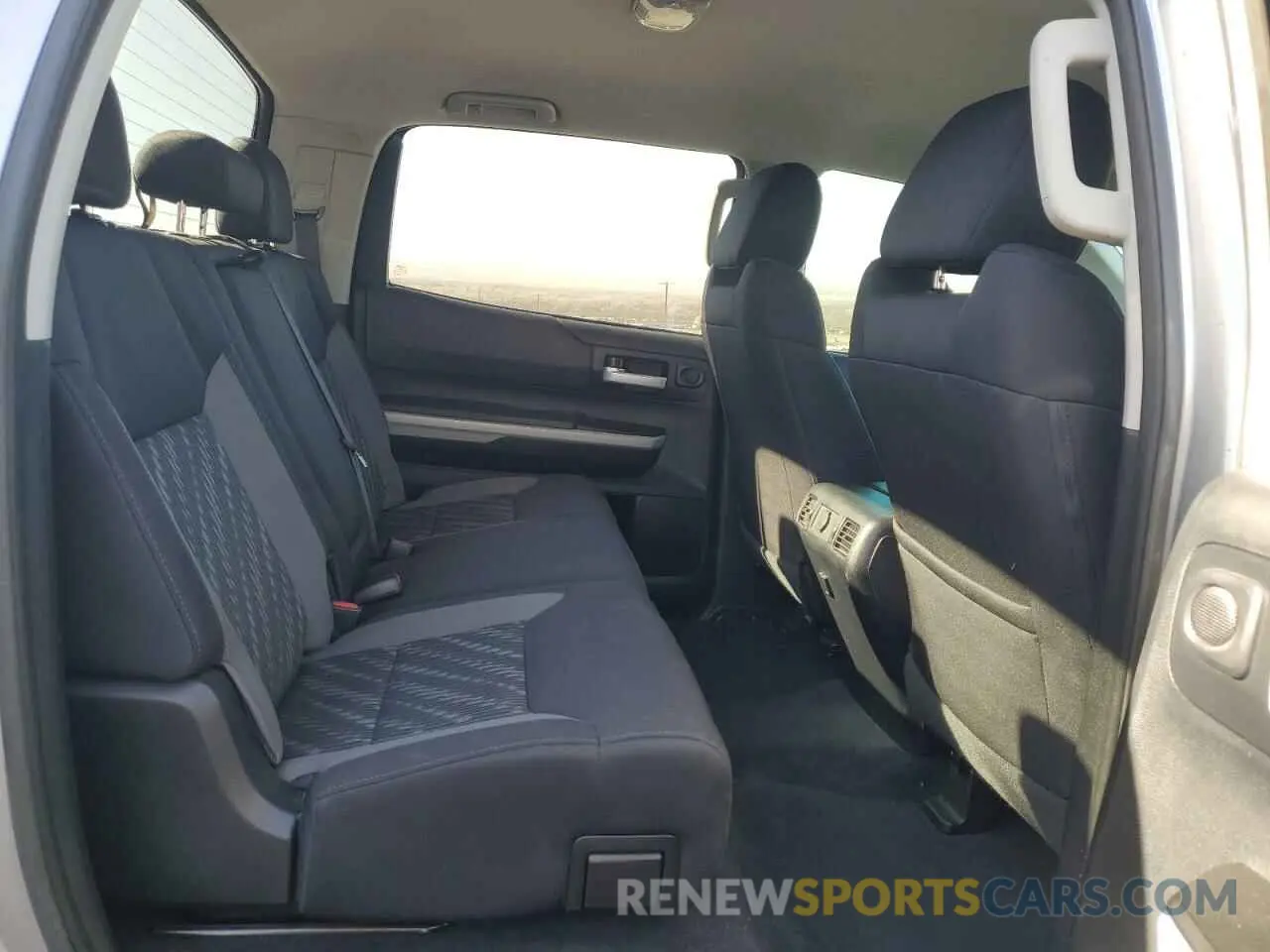 10 Photograph of a damaged car 5TFEM5F13KX142067 TOYOTA TUNDRA 2019