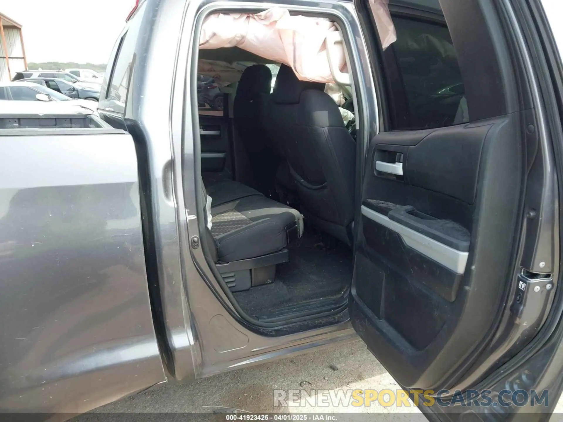 8 Фотография поврежденного автомобиля 5TFRM5F11KX135202 TOYOTA TUNDRA 2019