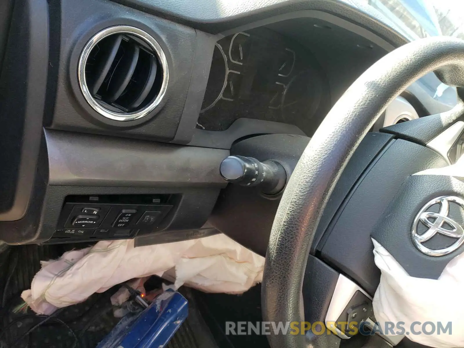8 Photograph of a damaged car 5TFUM5F12KX083010 TOYOTA TUNDRA 2019