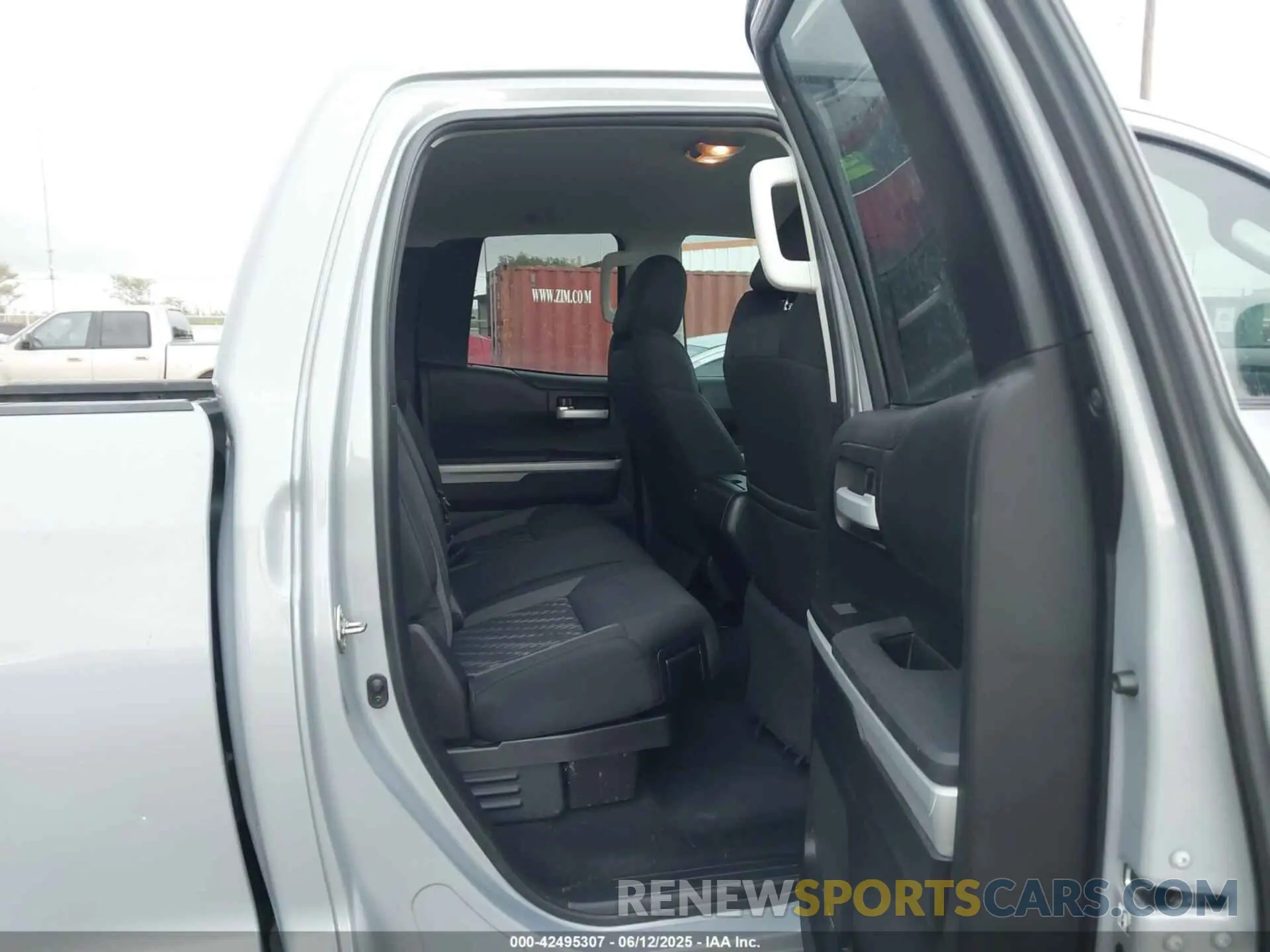 8 Photograph of a damaged car 5TFUW5F16KX861805 TOYOTA TUNDRA 2019
