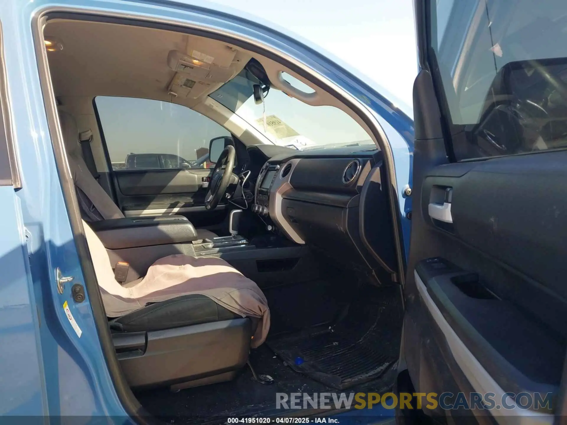 5 Photograph of a damaged car 5TFUW5F19KX787876 TOYOTA TUNDRA 2019