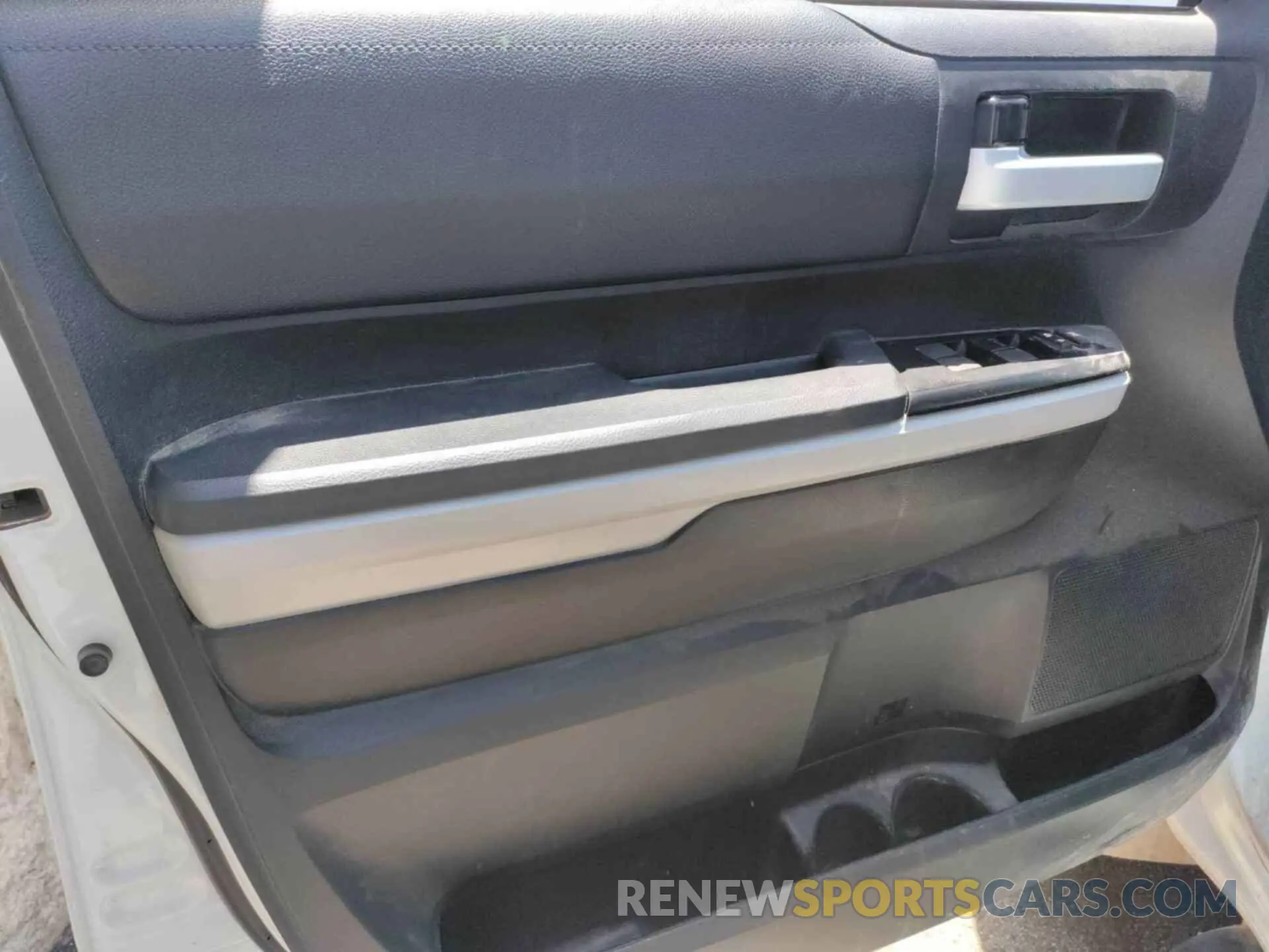 19 Photograph of a damaged car 5TFUW5F19KX796805 TOYOTA TUNDRA 2019