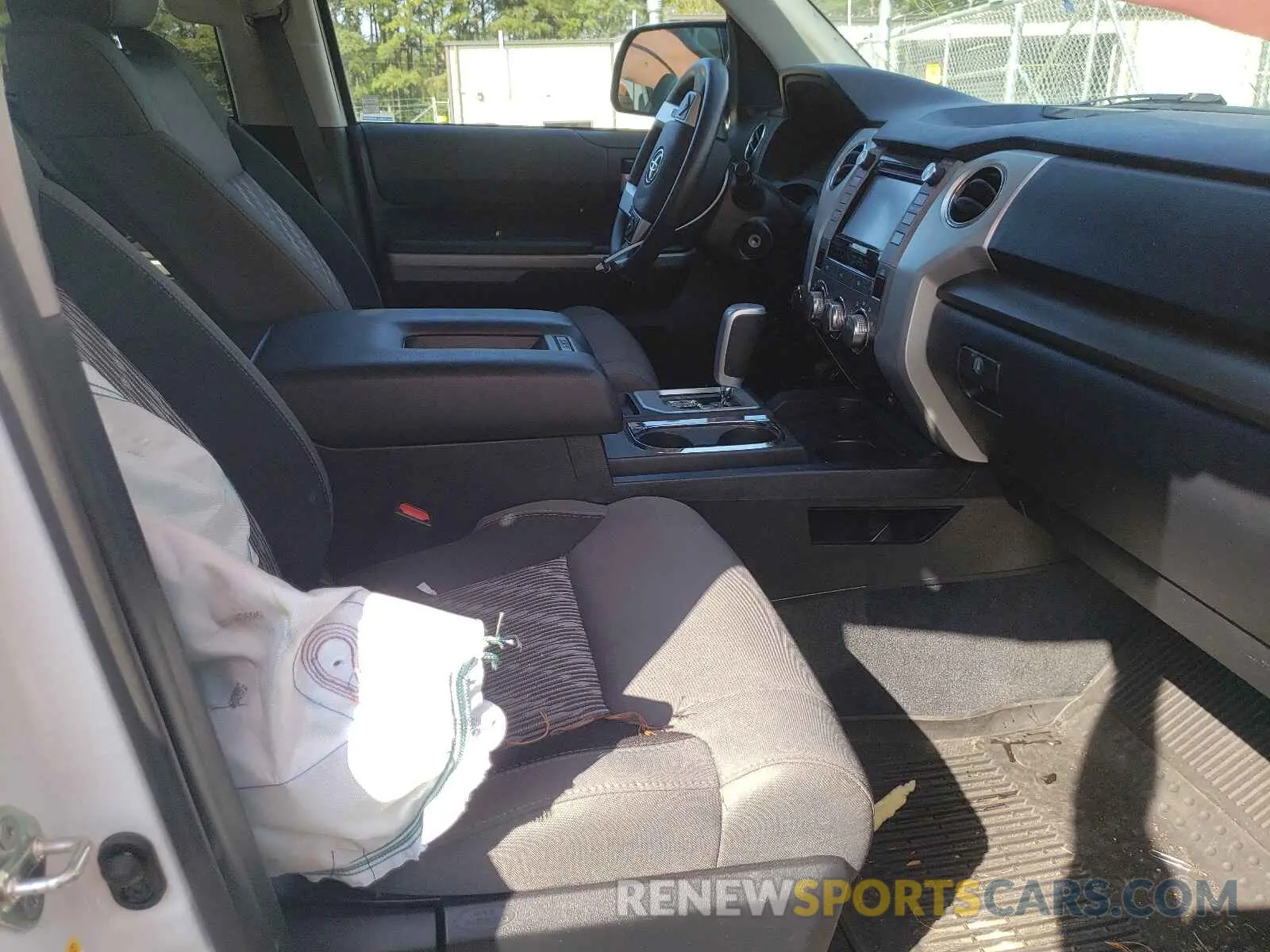 5 Photograph of a damaged car 5TFUY5F12KX847586 TOYOTA TUNDRA 2019