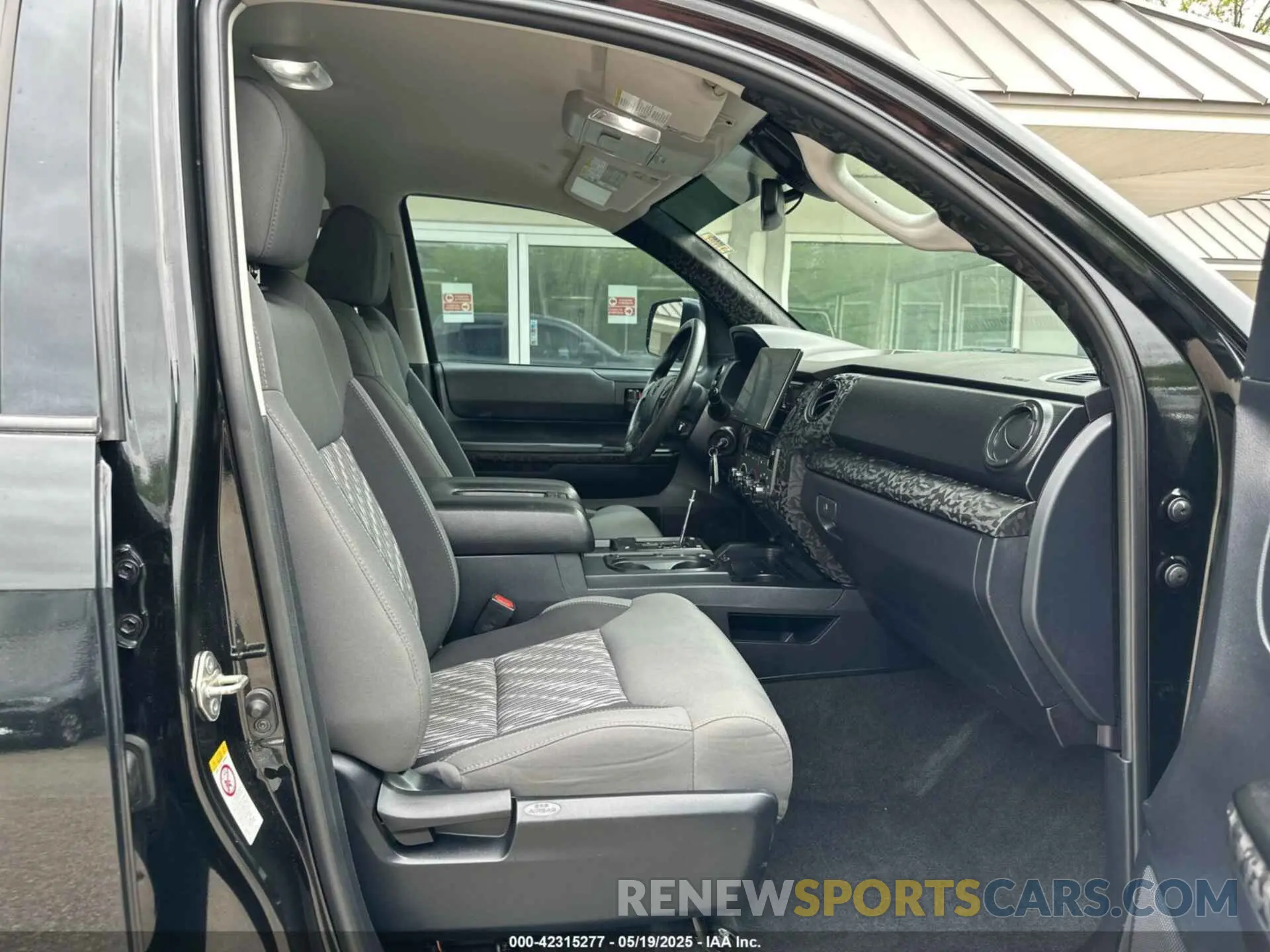5 Photograph of a damaged car 5TFUY5F13KX815620 TOYOTA TUNDRA 2019
