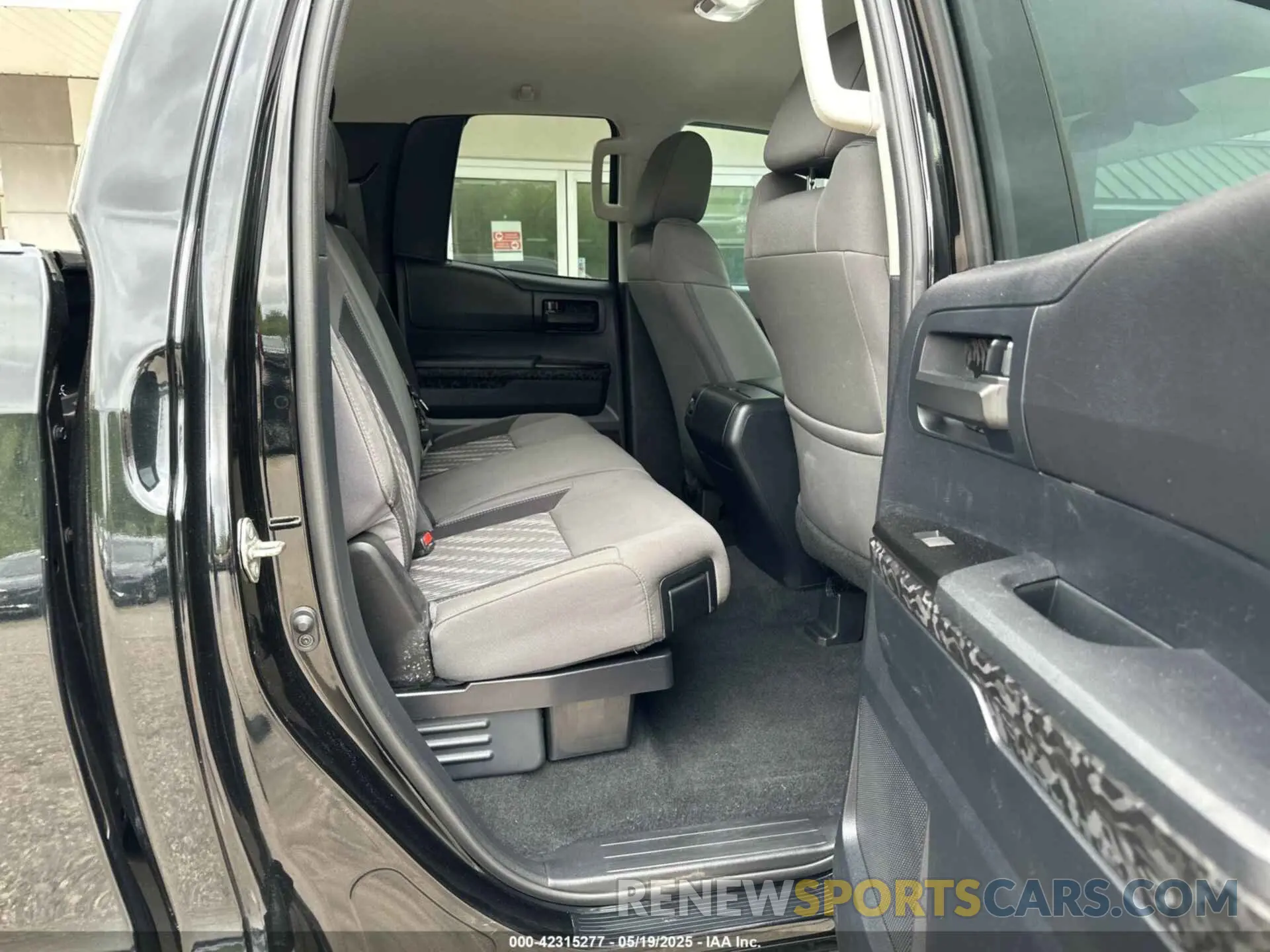 8 Photograph of a damaged car 5TFUY5F13KX815620 TOYOTA TUNDRA 2019