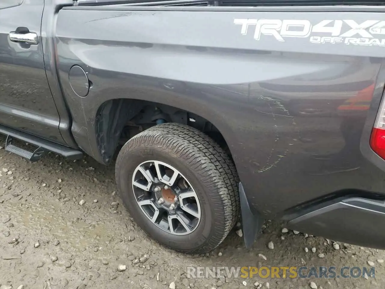 9 Photograph of a damaged car 5TFAY5F1XLX892070 TOYOTA TUNDRA 2020