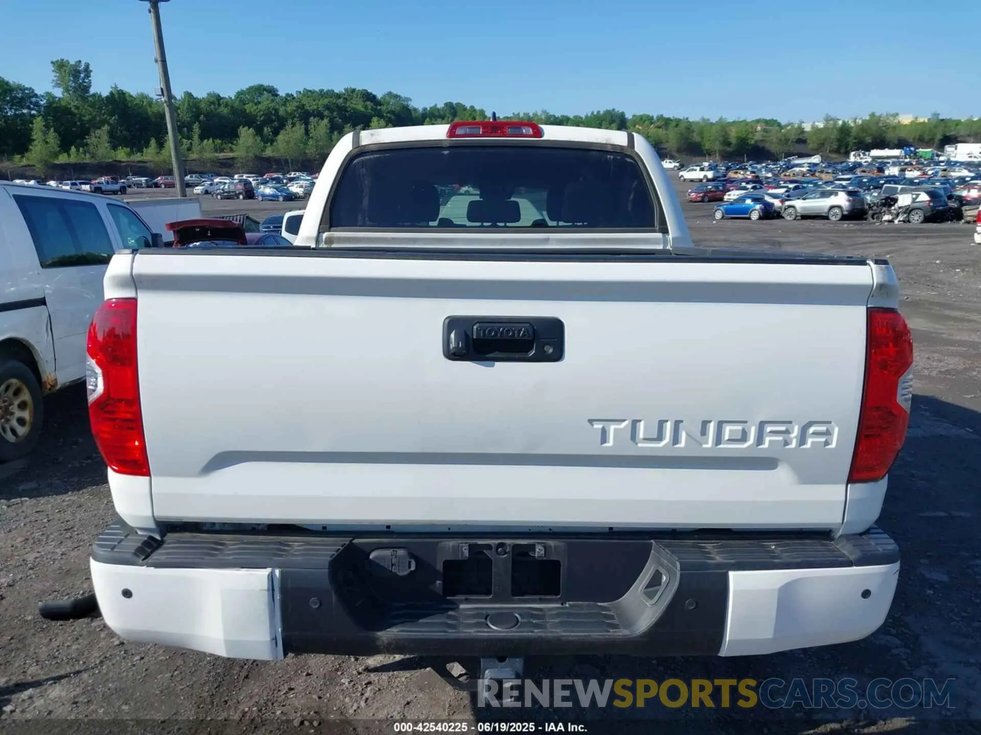 16 Photograph of a damaged car 5TFDY5F13LX872904 TOYOTA TUNDRA 2020