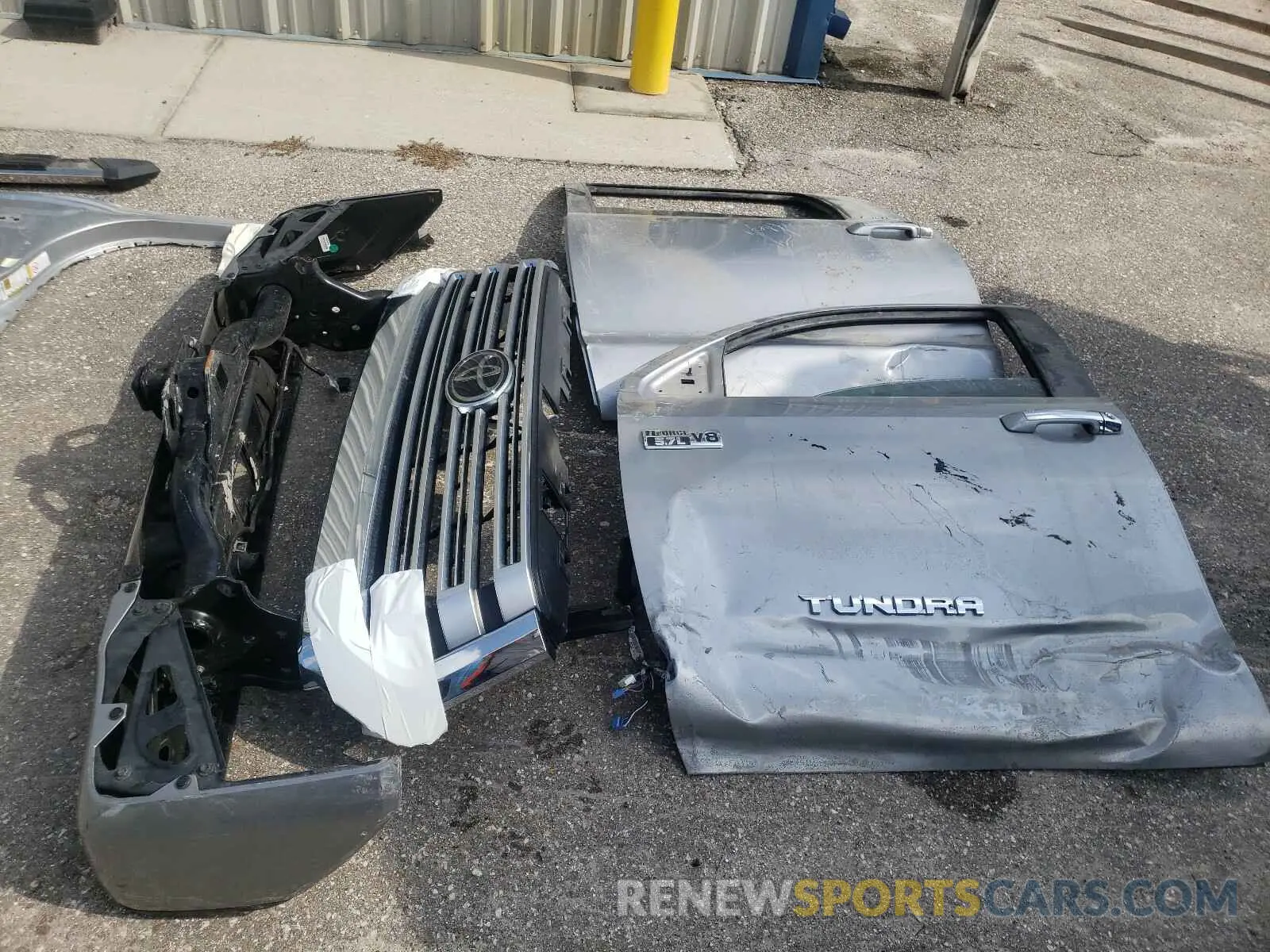 10 Photograph of a damaged car 5TFFY5F12LX257608 TOYOTA TUNDRA 2020