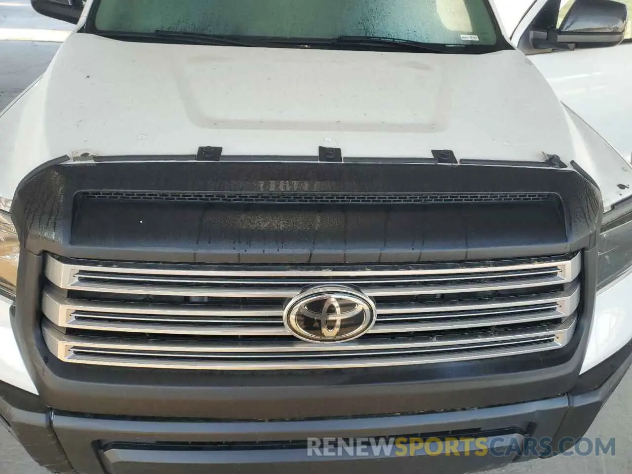 11 Photograph of a damaged car 5TFHY5F16LX925175 TOYOTA TUNDRA 2020