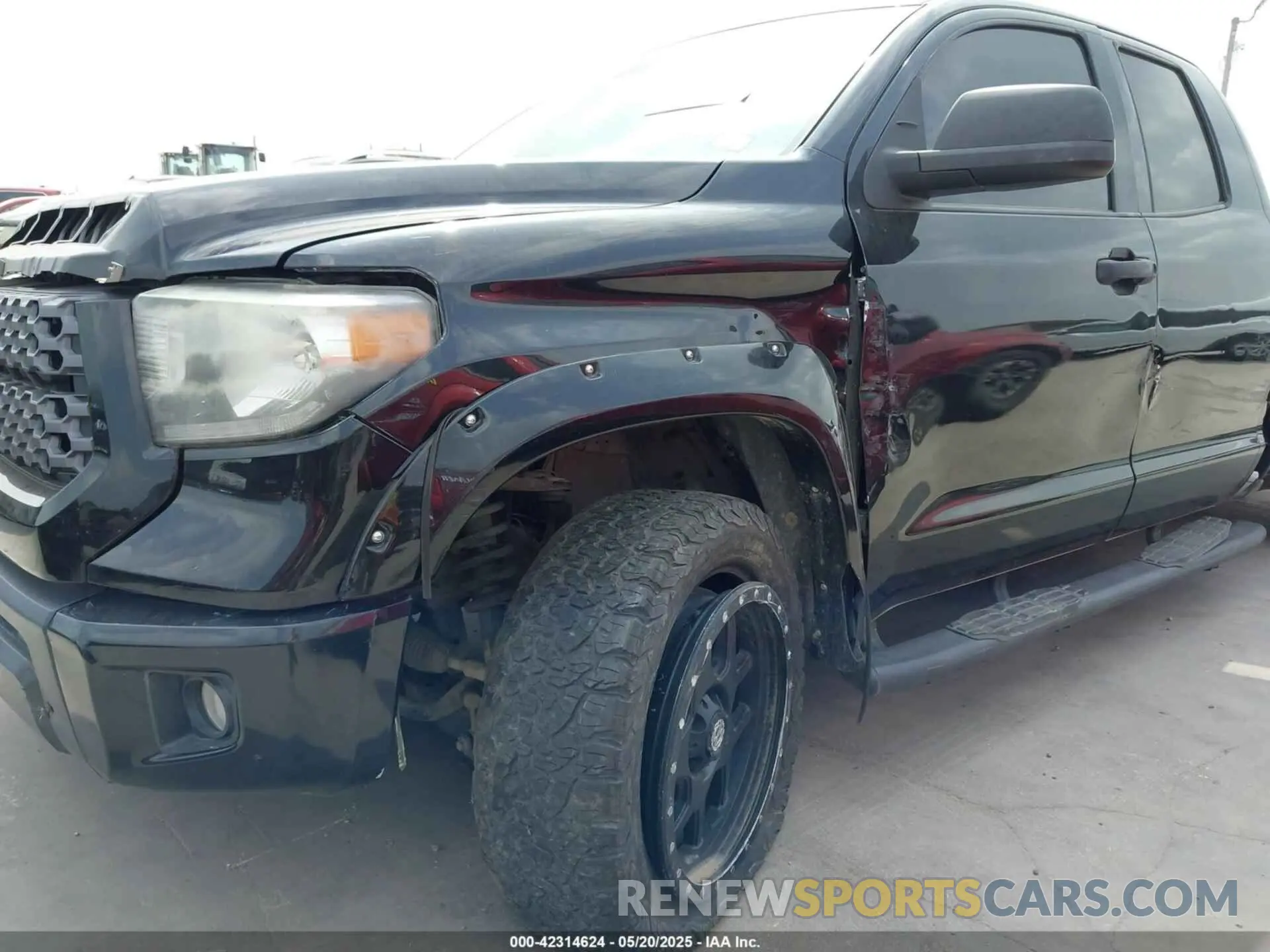 18 Photograph of a damaged car 5TFRY5F10LX268961 TOYOTA TUNDRA 2020