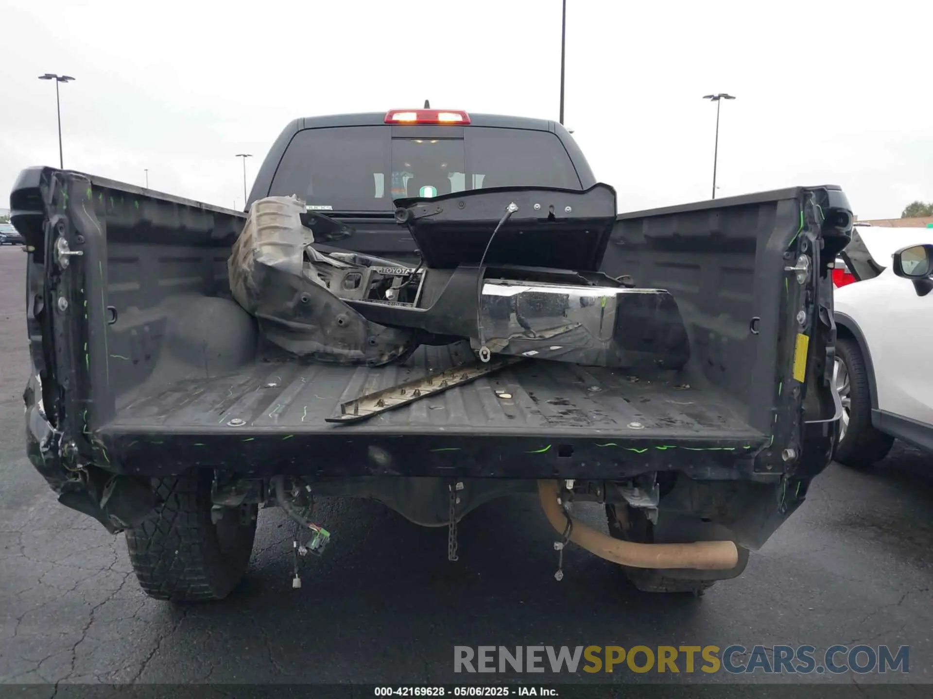16 Photograph of a damaged car 5TFRY5F14LX268431 TOYOTA TUNDRA 2020